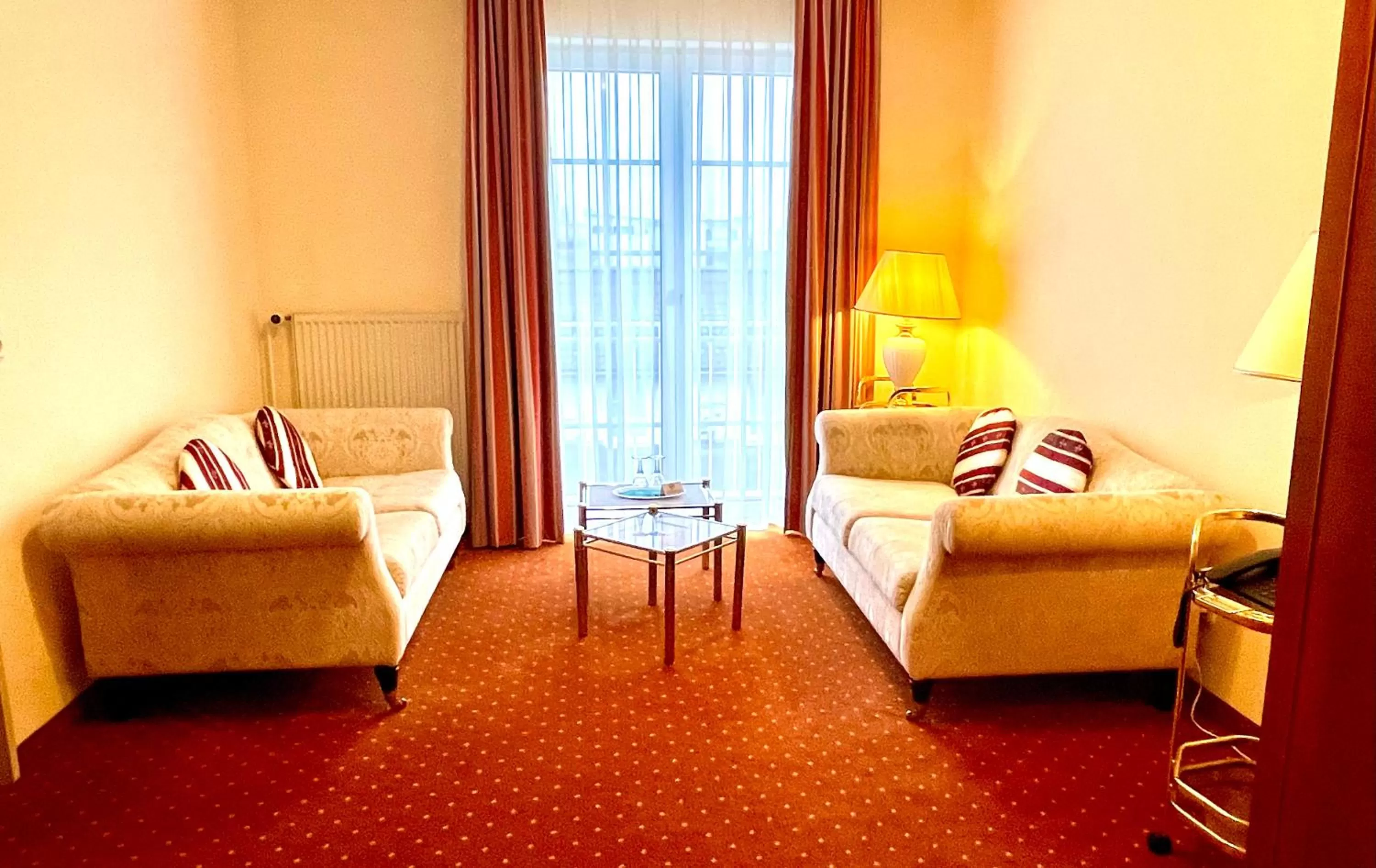 Living room, Bed in Mercure Hotel Plaza Magdeburg