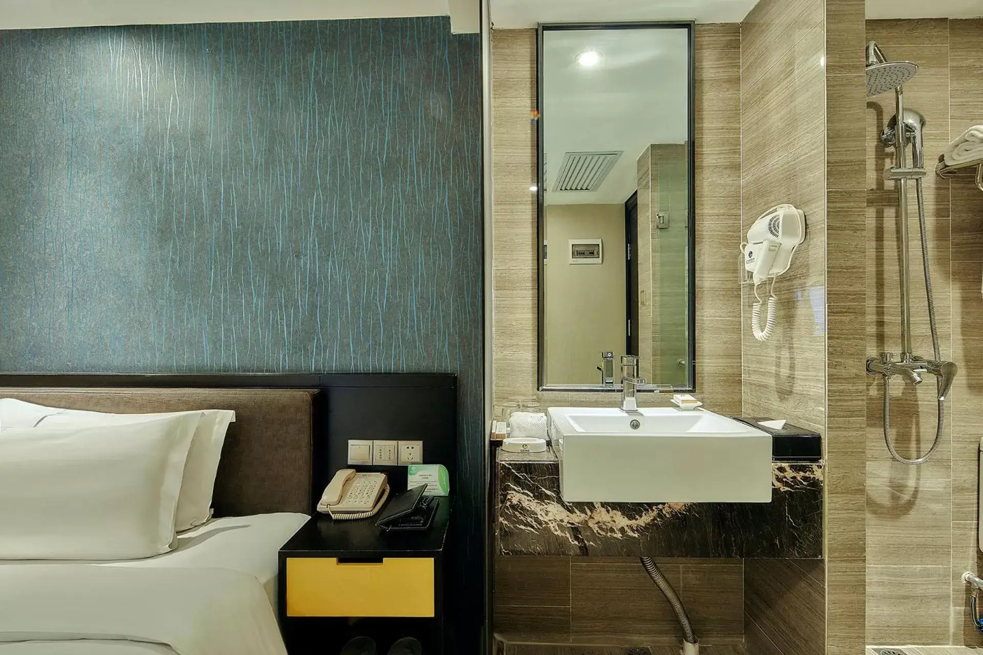 Bathroom in Insail Hotels ( Huanshi Road Taojin Metro Station Guangzhou)