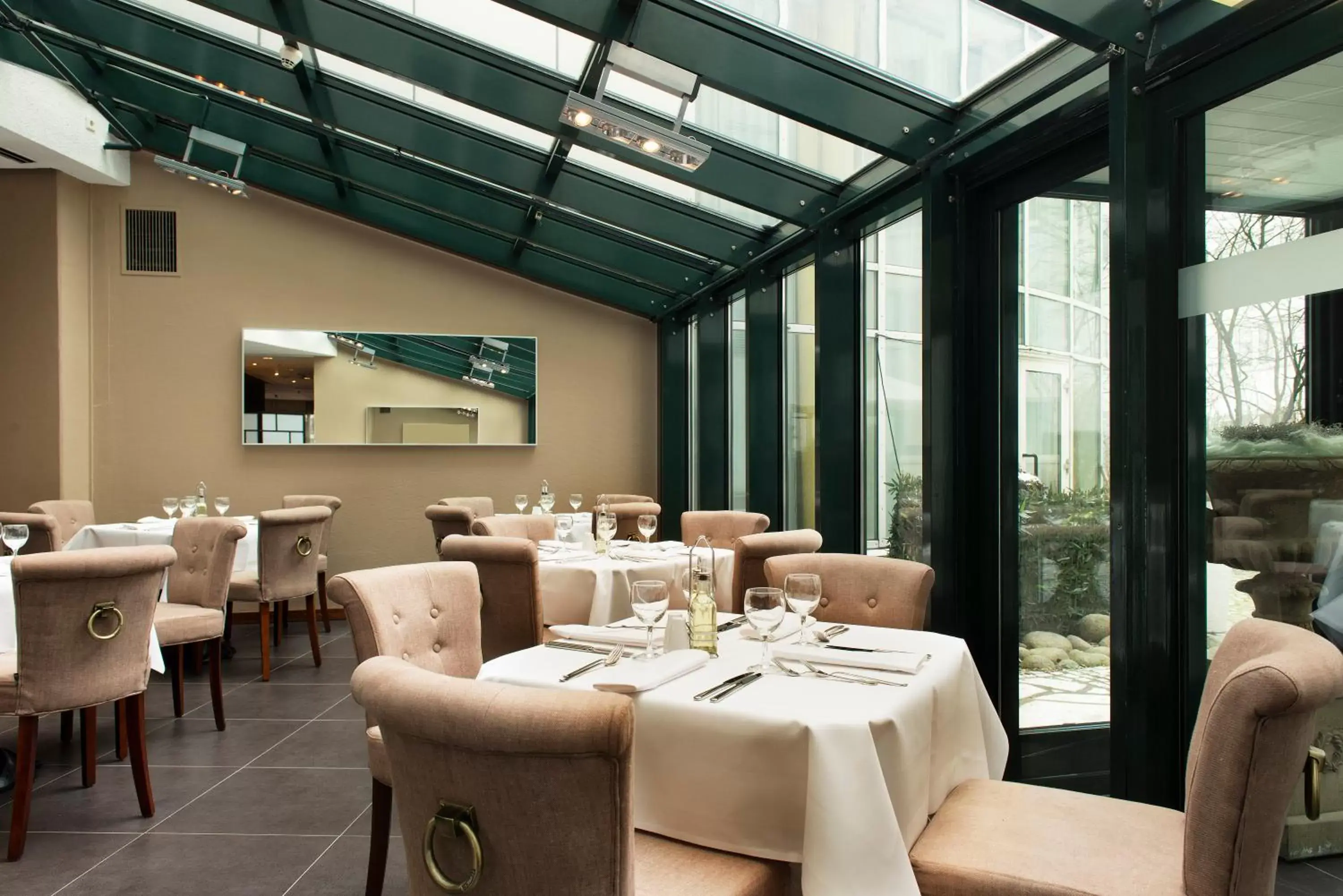 Restaurant/Places to Eat in Wyndham Hannover Atrium