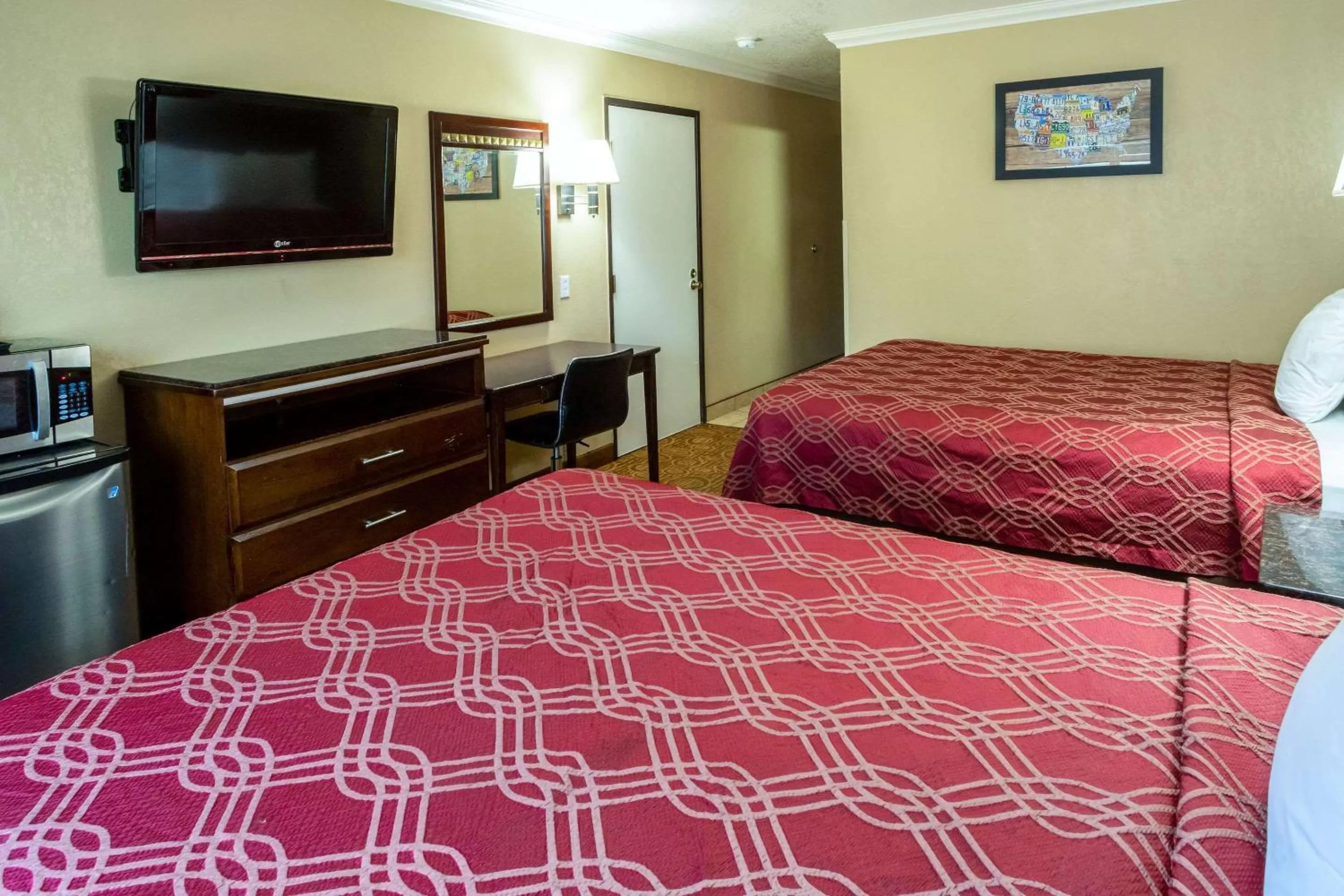 Photo of the whole room, Bed in Econo Lodge Inn & Suites Fallbrook Downtown