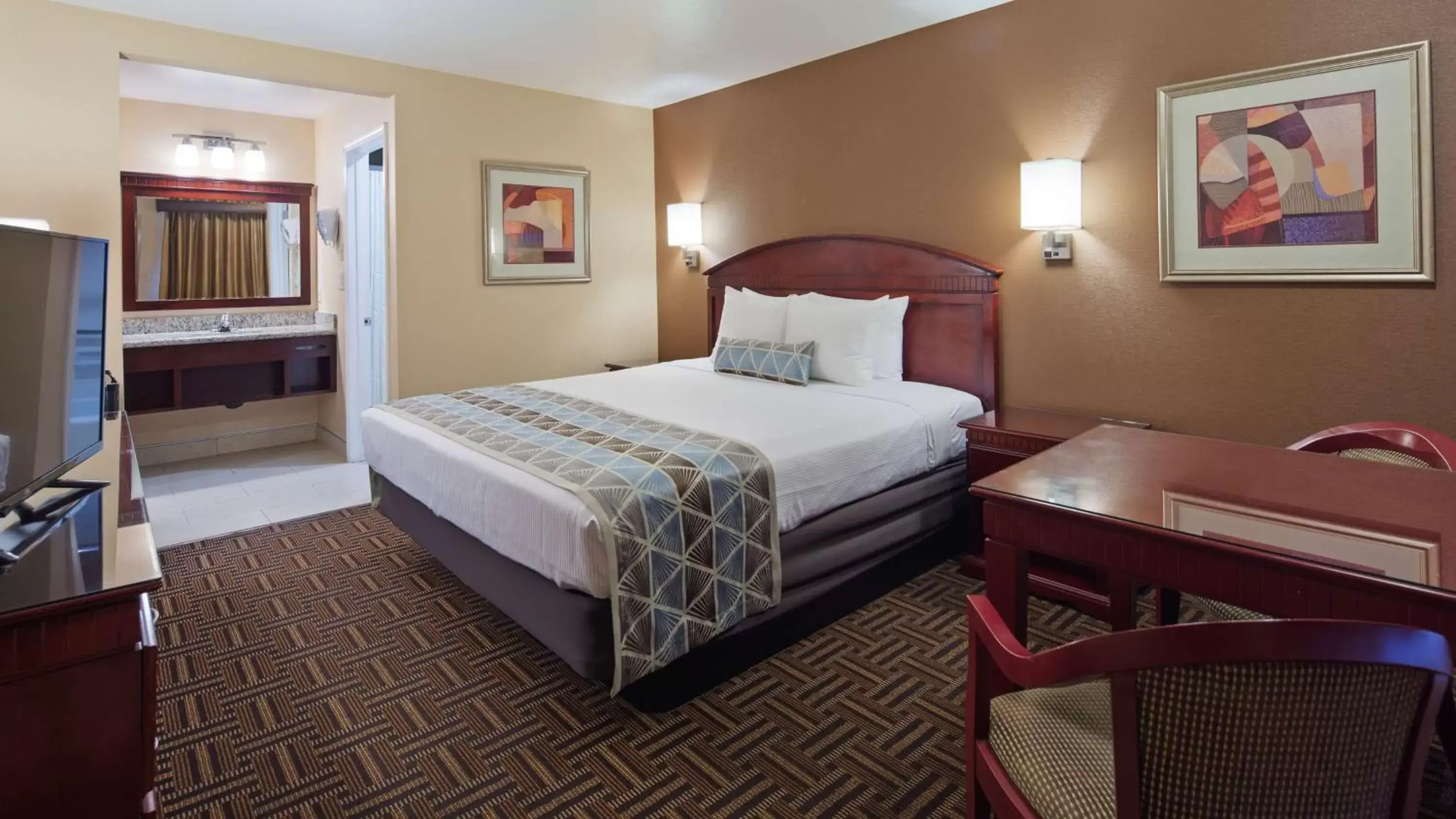 Photo of the whole room, Bed in Best Western Pasadena Inn