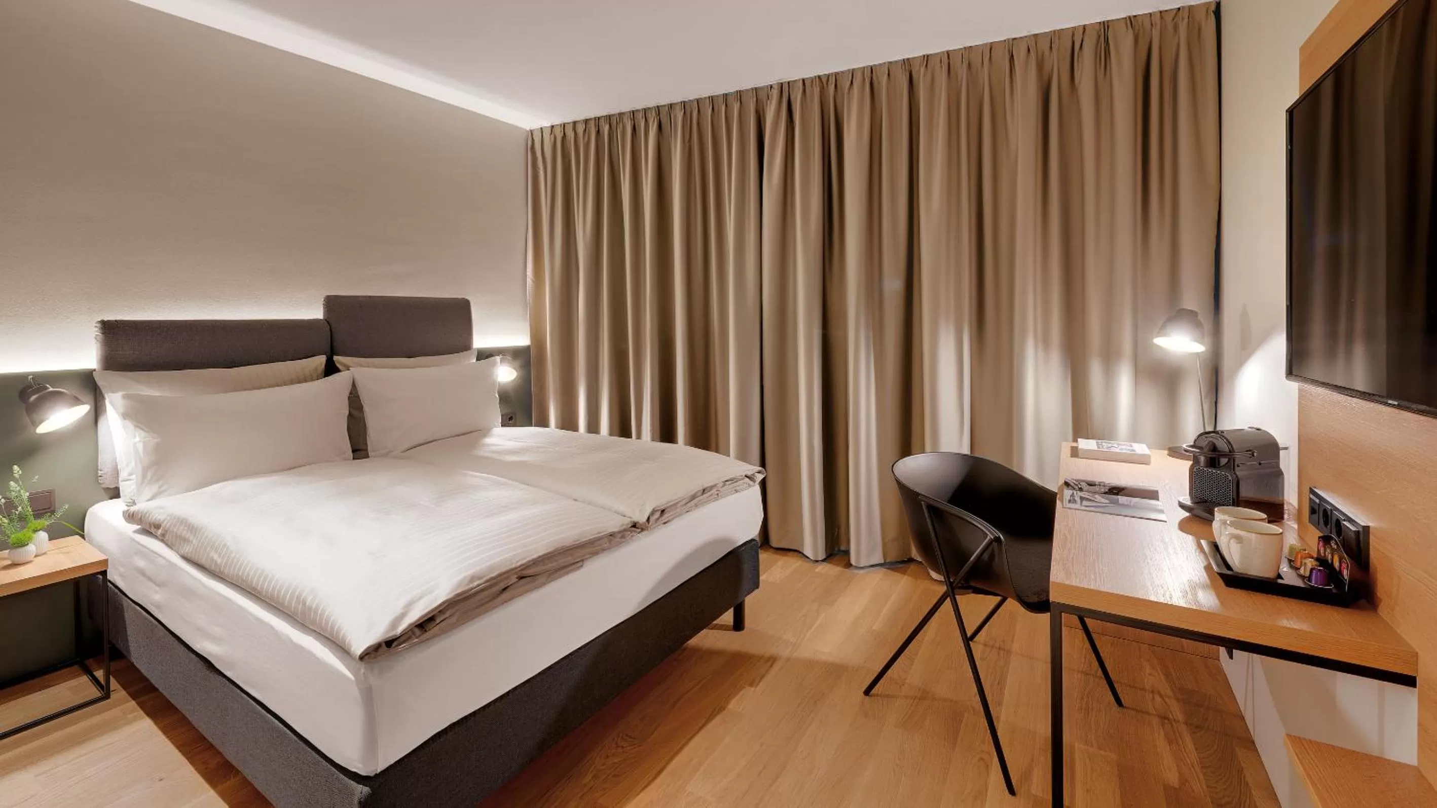 Photo of the whole room, Bed in Hotel the YARD Berlin