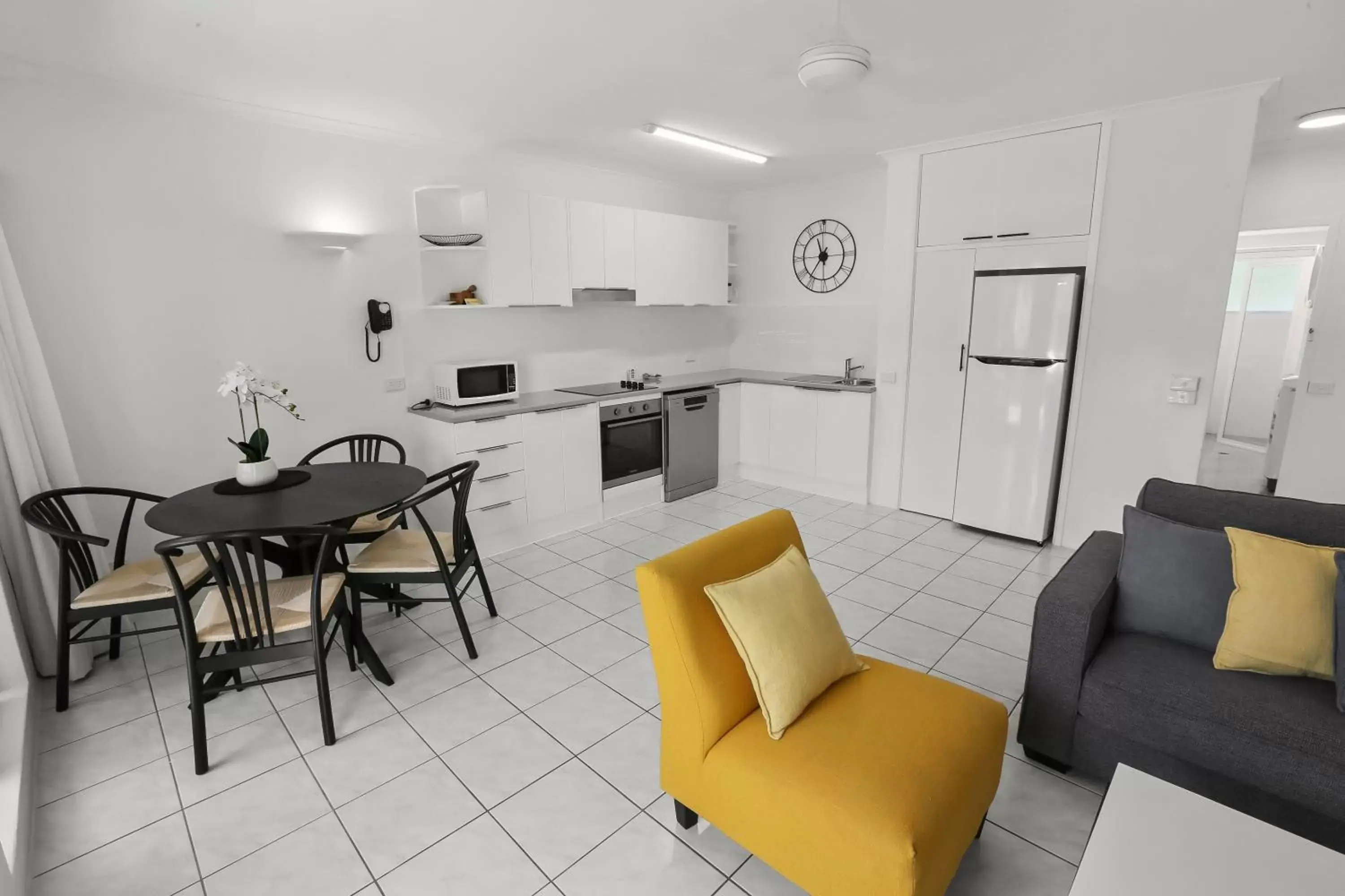 Kitchen or kitchenette, Dining Area in Agincourt Beachfront Apartments