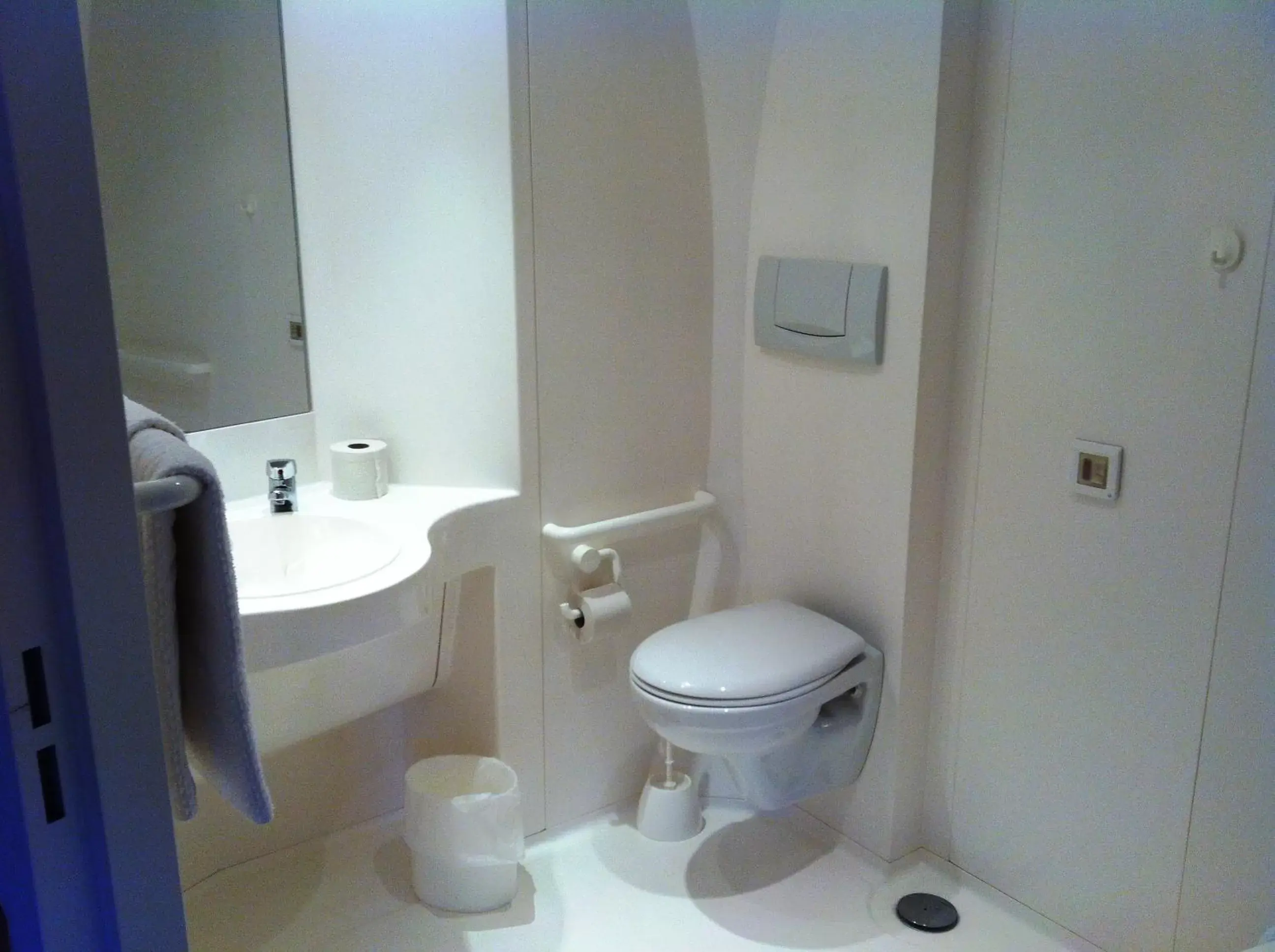 Bathroom in Ibis budget Verdun