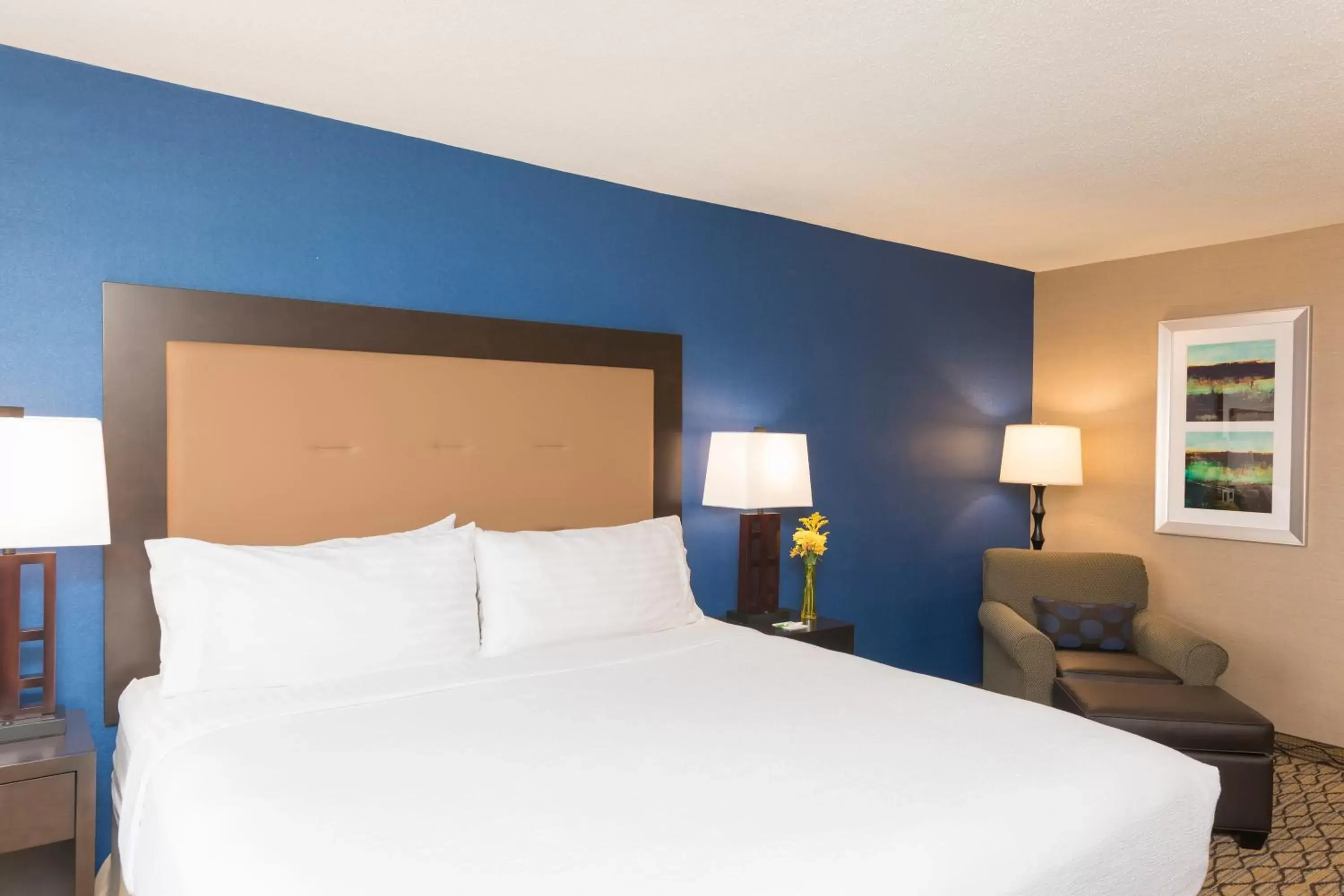 Bed in Holiday Inn Chicago - Elk Grove, an IHG Hotel