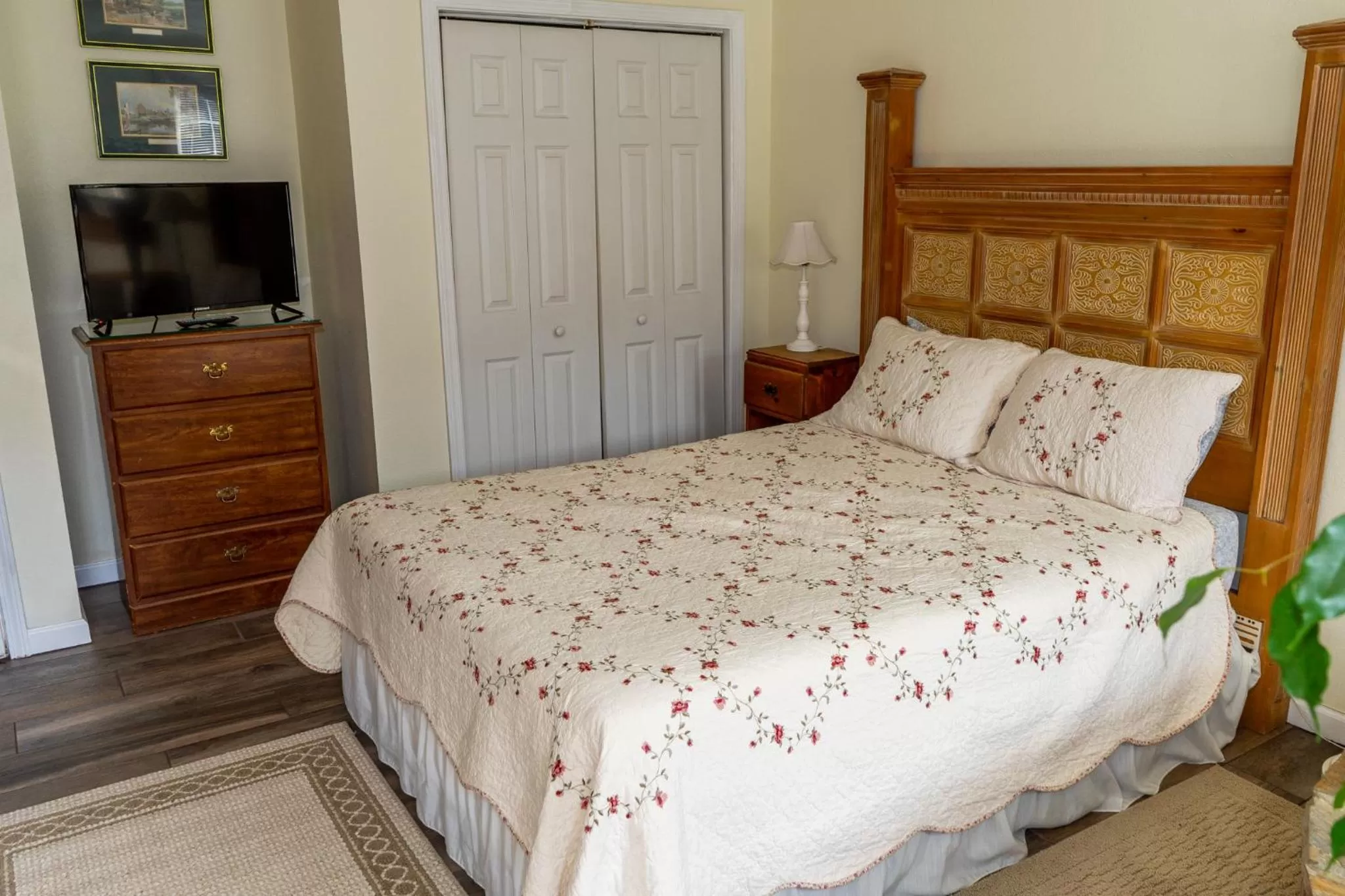 Bed in The Chimney Rock Inn & Cottages