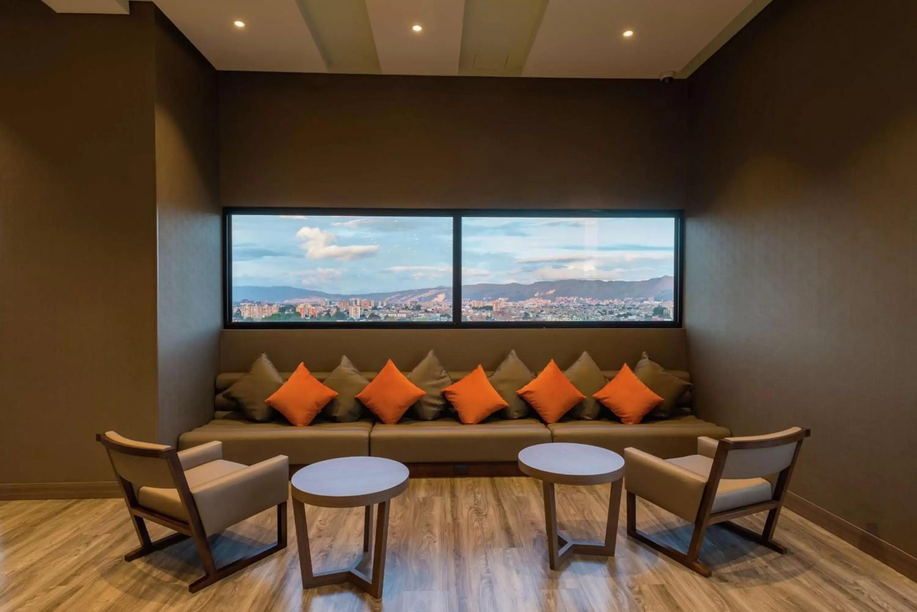 Lobby or reception, Dining Area in Hampton By Hilton Bogota Airport