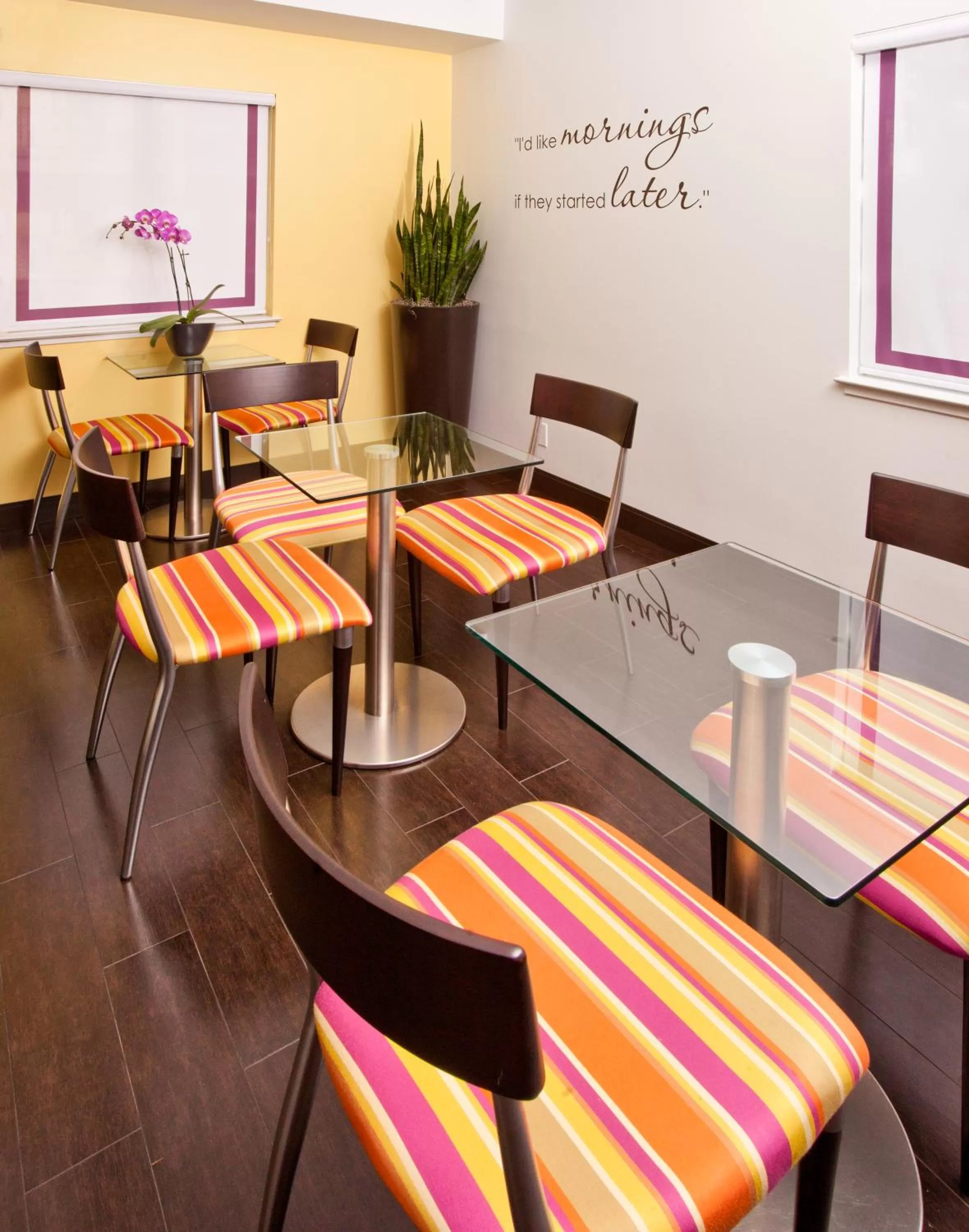 Dining area in Menlo Park Inn