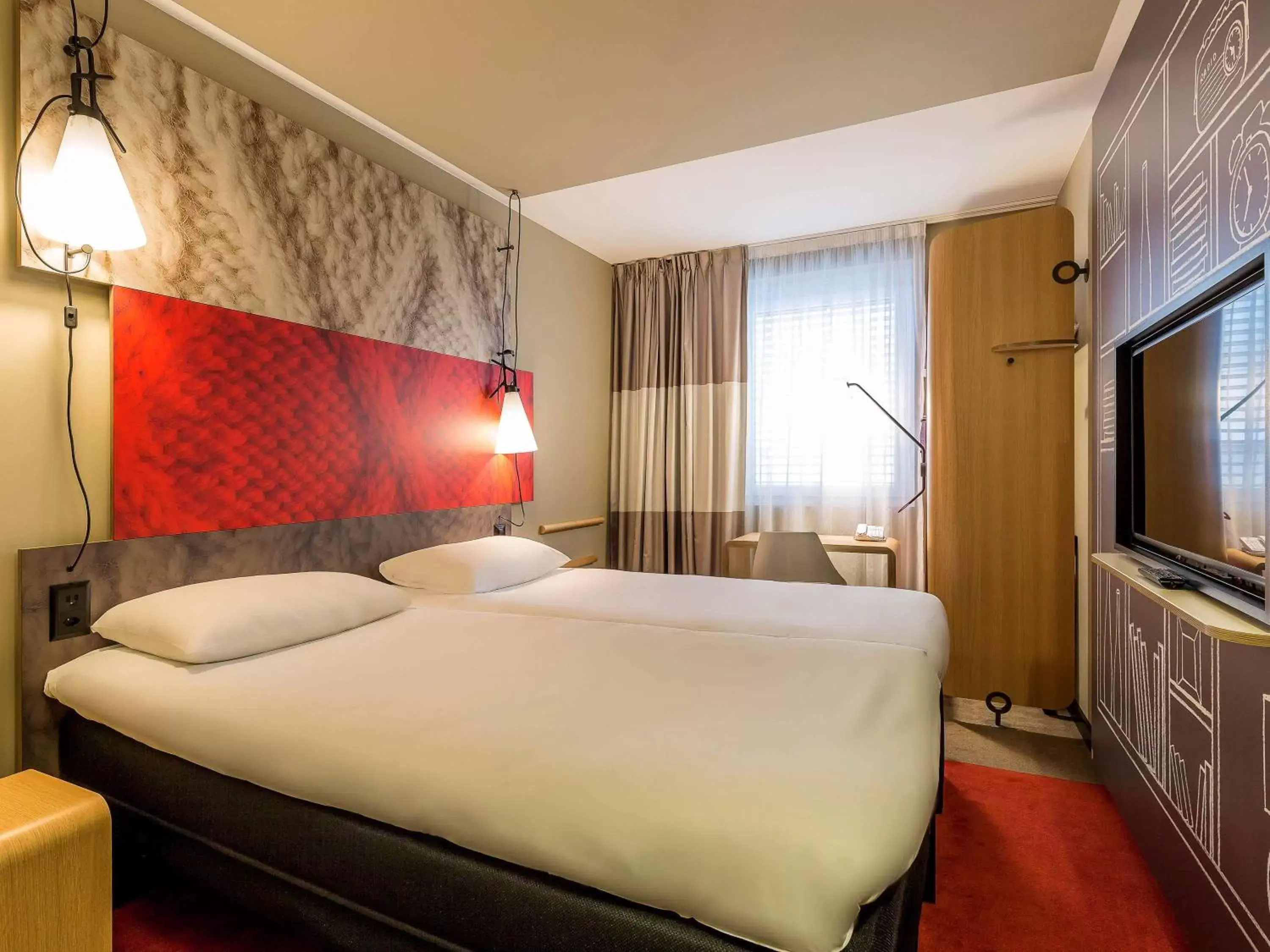 Photo of the whole room, Bed in ibis Geneve Centre Lac