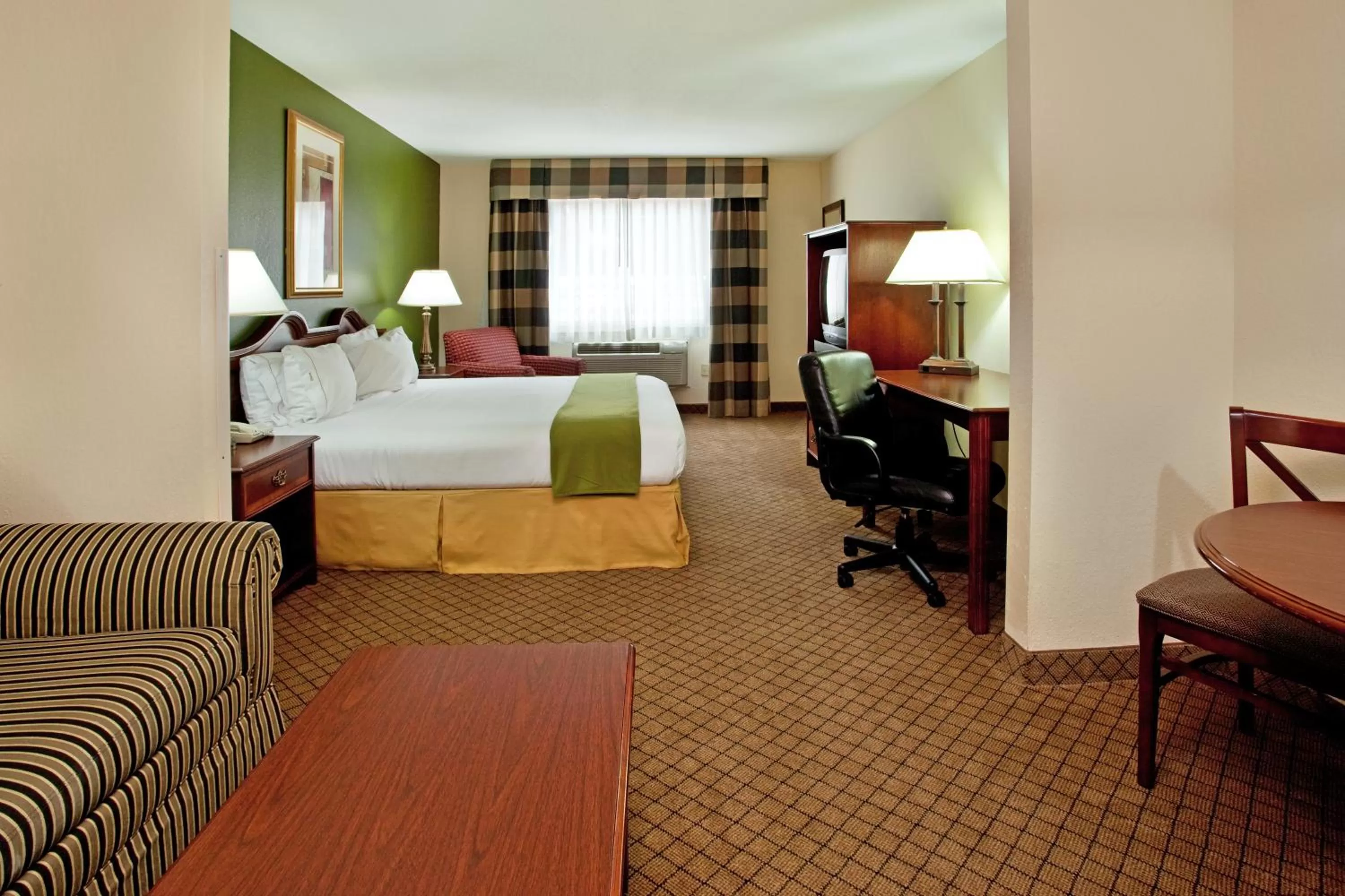 Photo of the whole room, Bed in Holiday Inn Express Harvey-Marrero by IHG