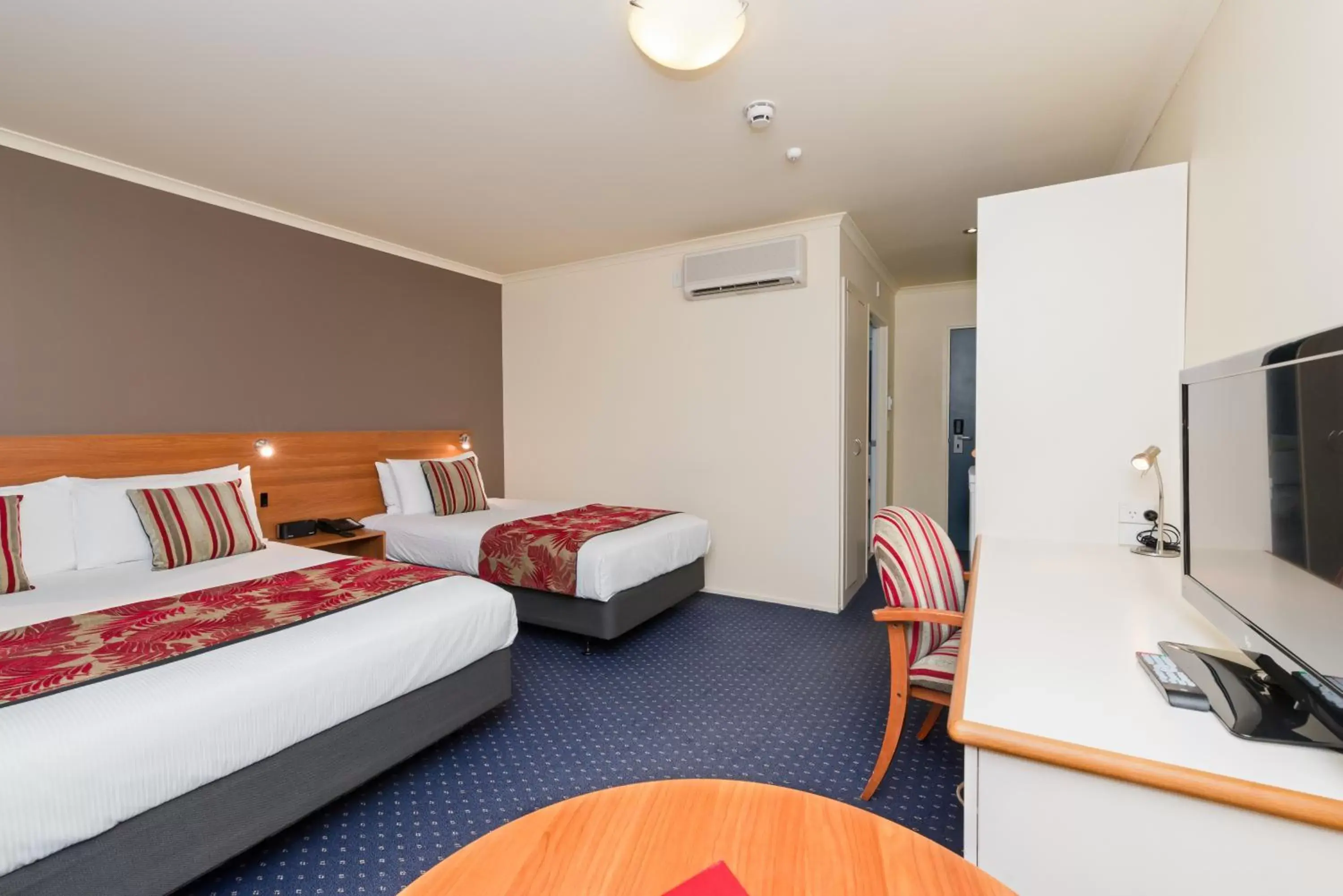 Bedroom, Bed in Heartland Hotel Auckland Airport