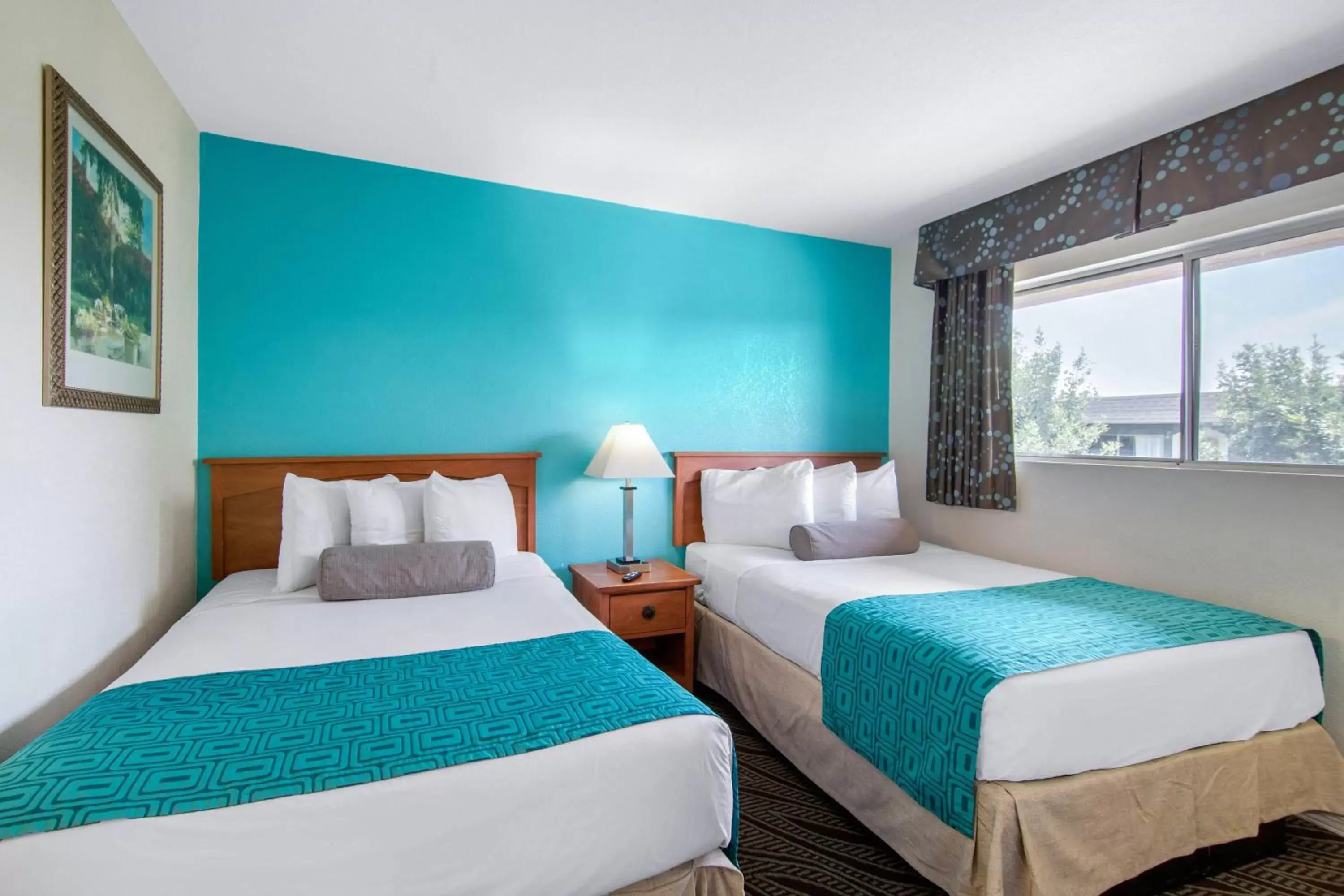 Bed in Howard Johnson by Wyndham Chula Vista/San Diego Suite Hotel