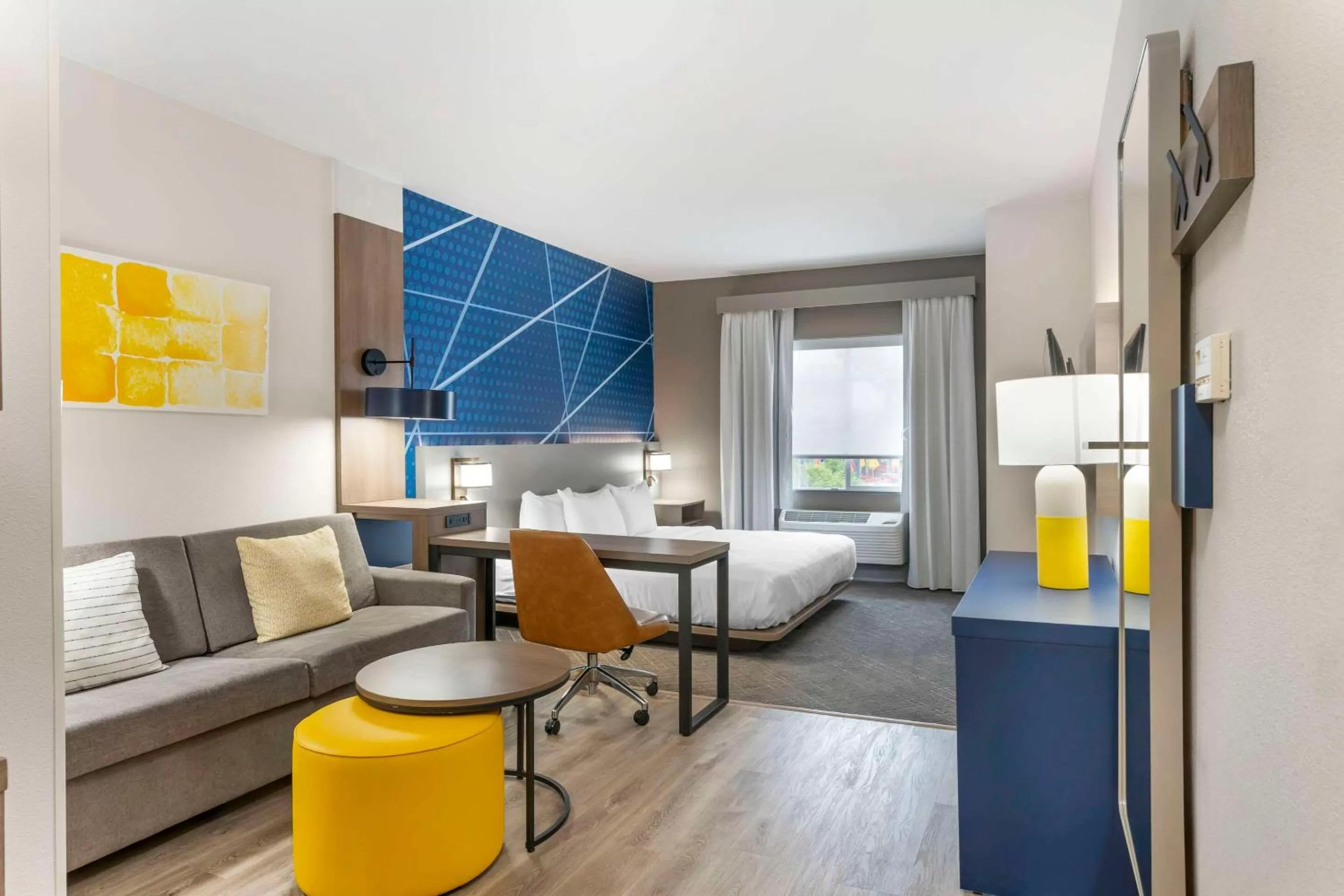 Bedroom, Bed in Comfort Suites Elgin Northwest