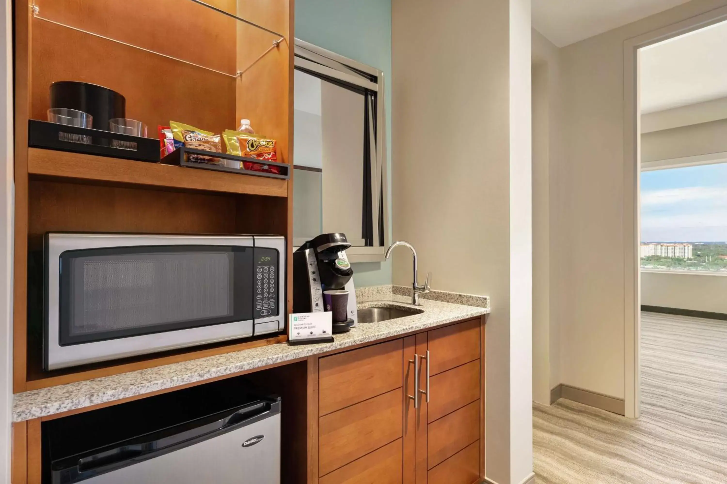 Photo of the whole room, Kitchen/Kitchenette in Embassy Suites By Hilton Sarasota