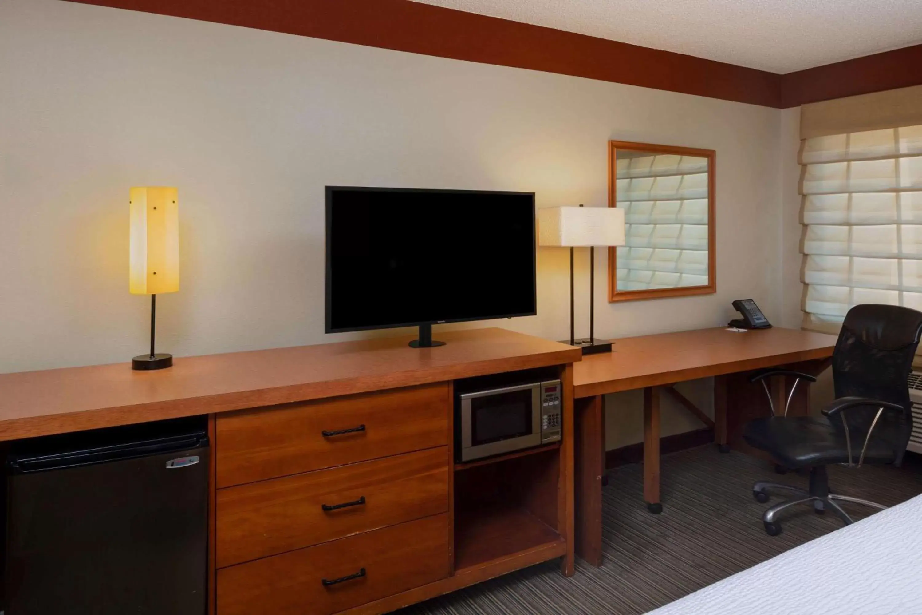 Photo of the whole room, TV/Entertainment Center in La Quinta by Wyndham Savannah Southside