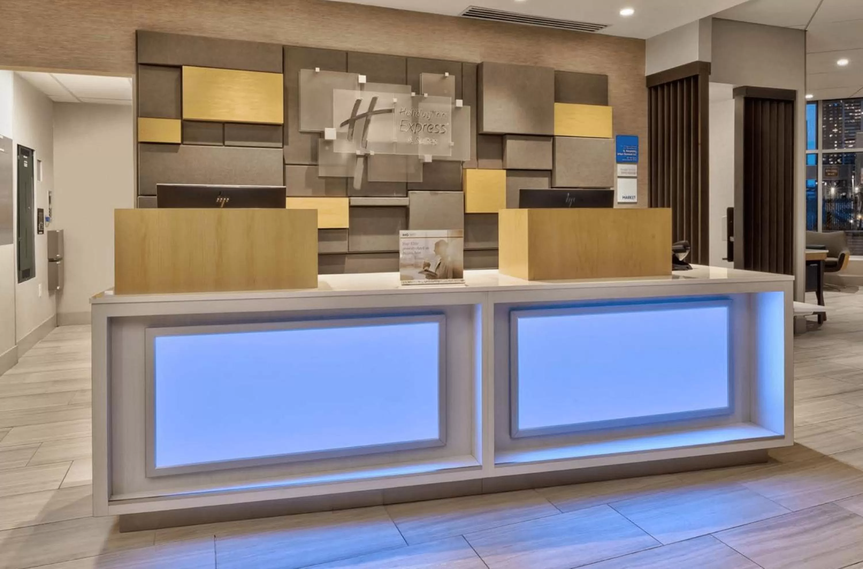 Lobby or reception in Holiday Inn Express & Suites Jersey City - Holland Tunnel by IHG