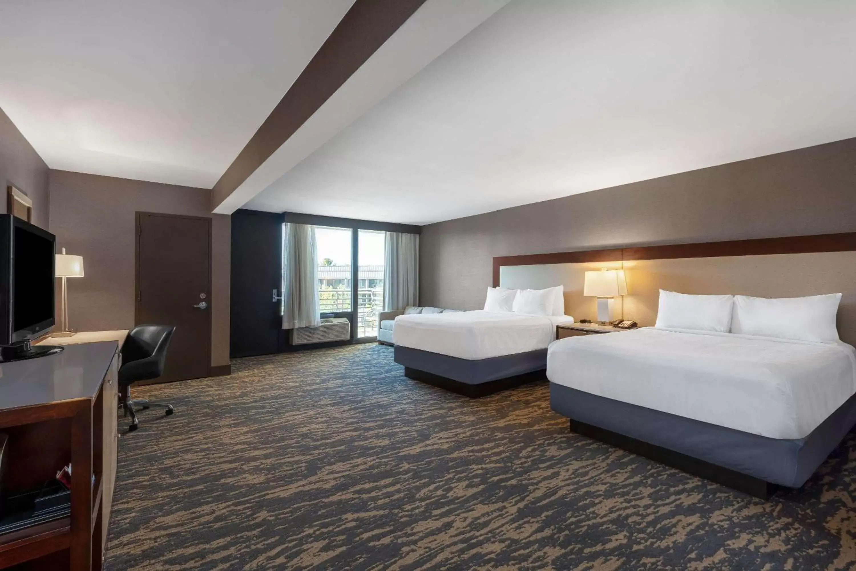 Photo of the whole room, Bed in Wyndham Lancaster Resort and Convention Center