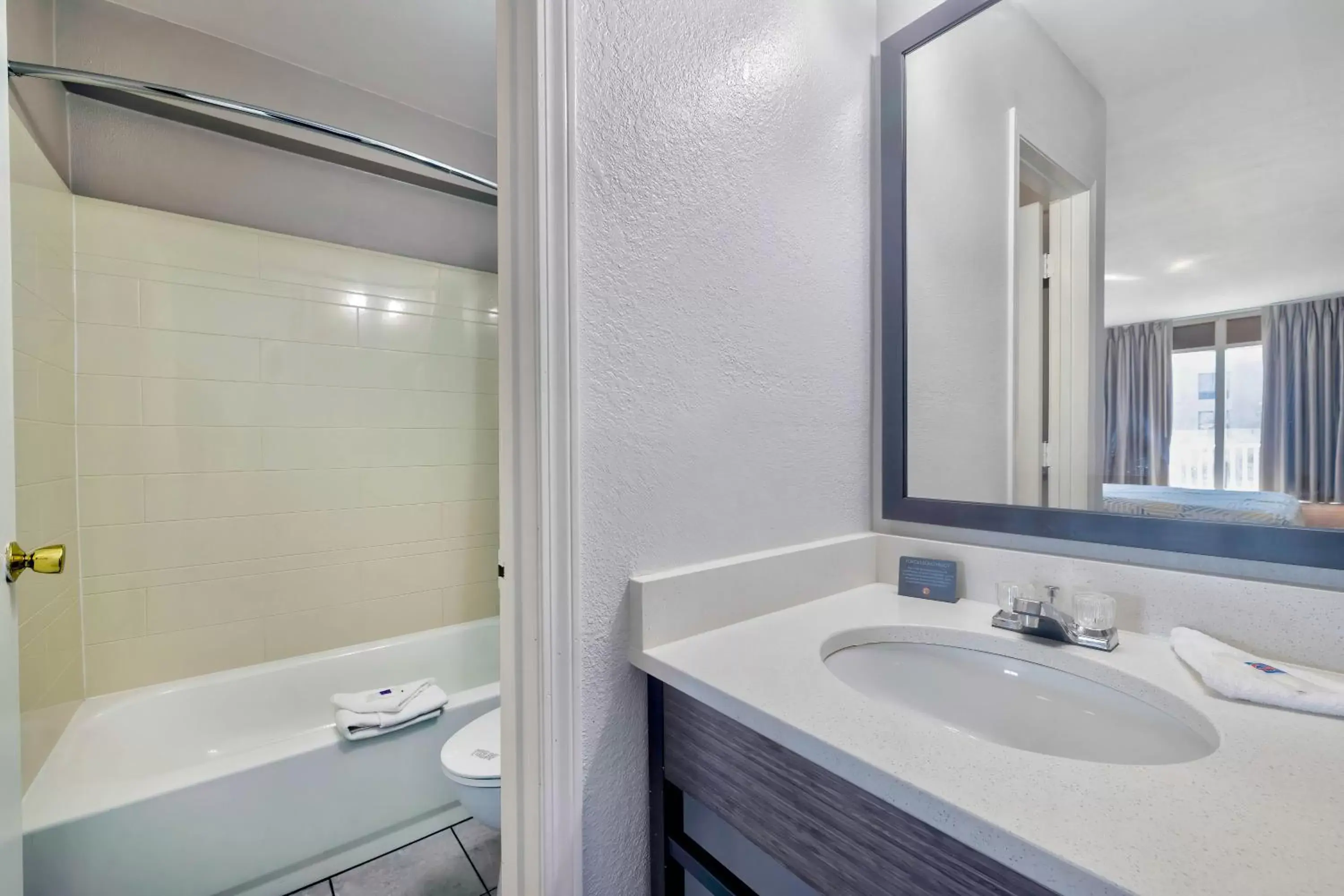 Queen Suite - Non-Smoking in Studio 6 Effingham, IL Queen Suite - Non-Smoking in Studio 6 Effingham, IL