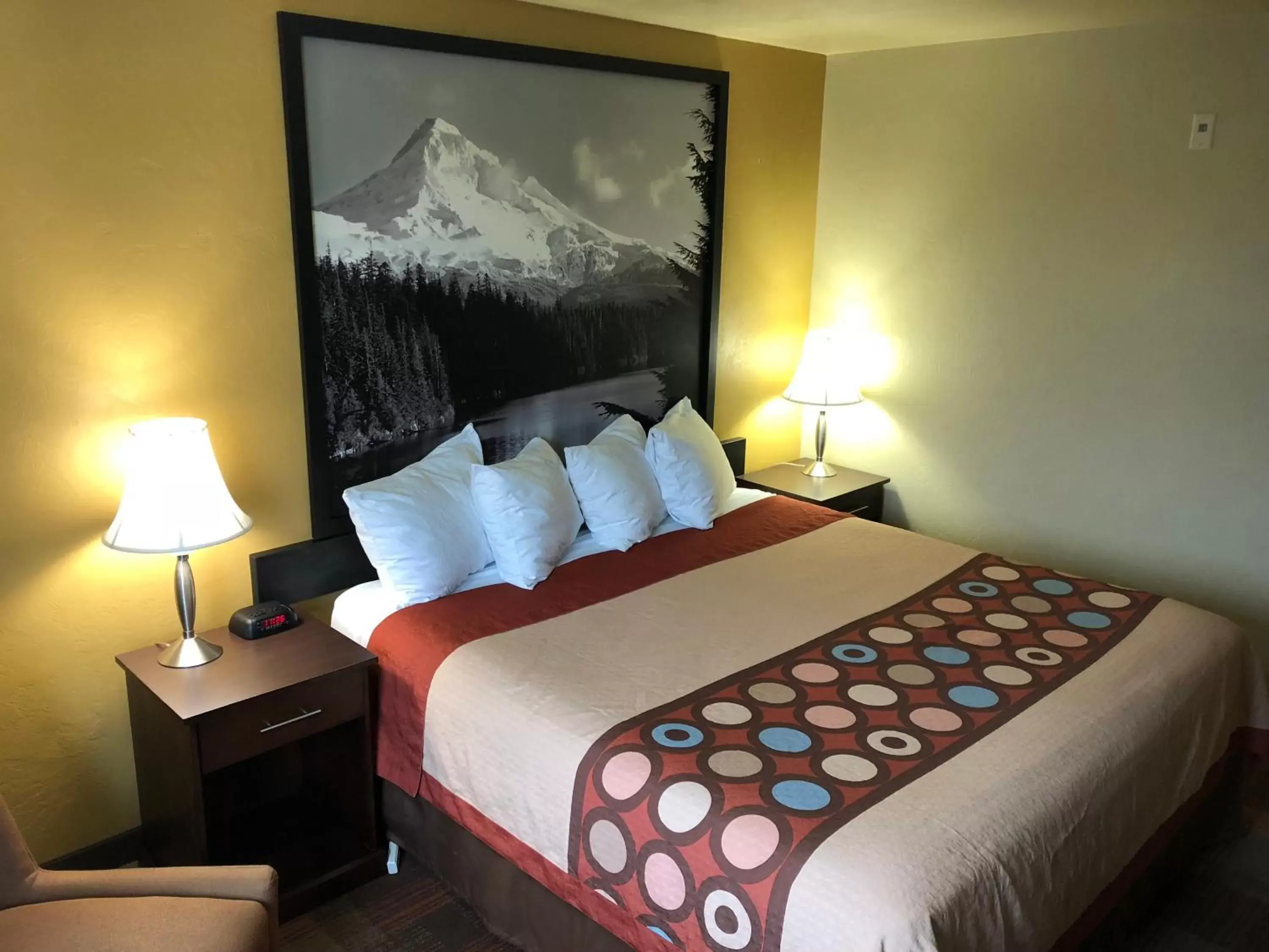 Bedroom, Bed in Super 8 by Wyndham Kennewick