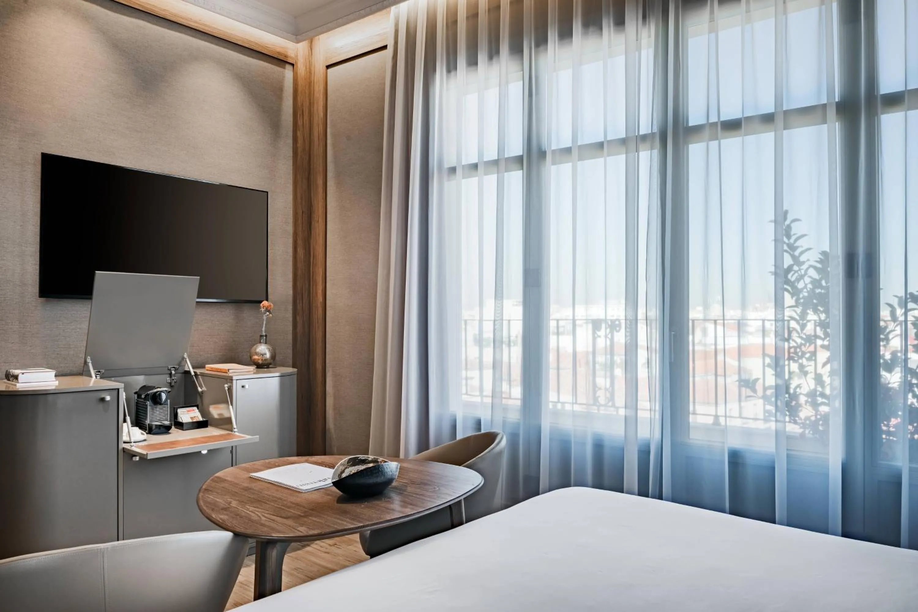 Photo of the whole room, Bed in Círculo Gran Vía, Autograph Collection (Adults Only)