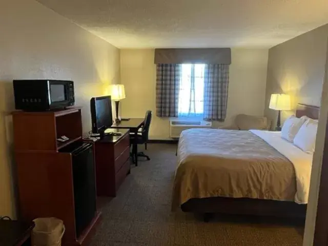 Photo of the whole room, TV/Entertainment Center in Quality Inn University Area