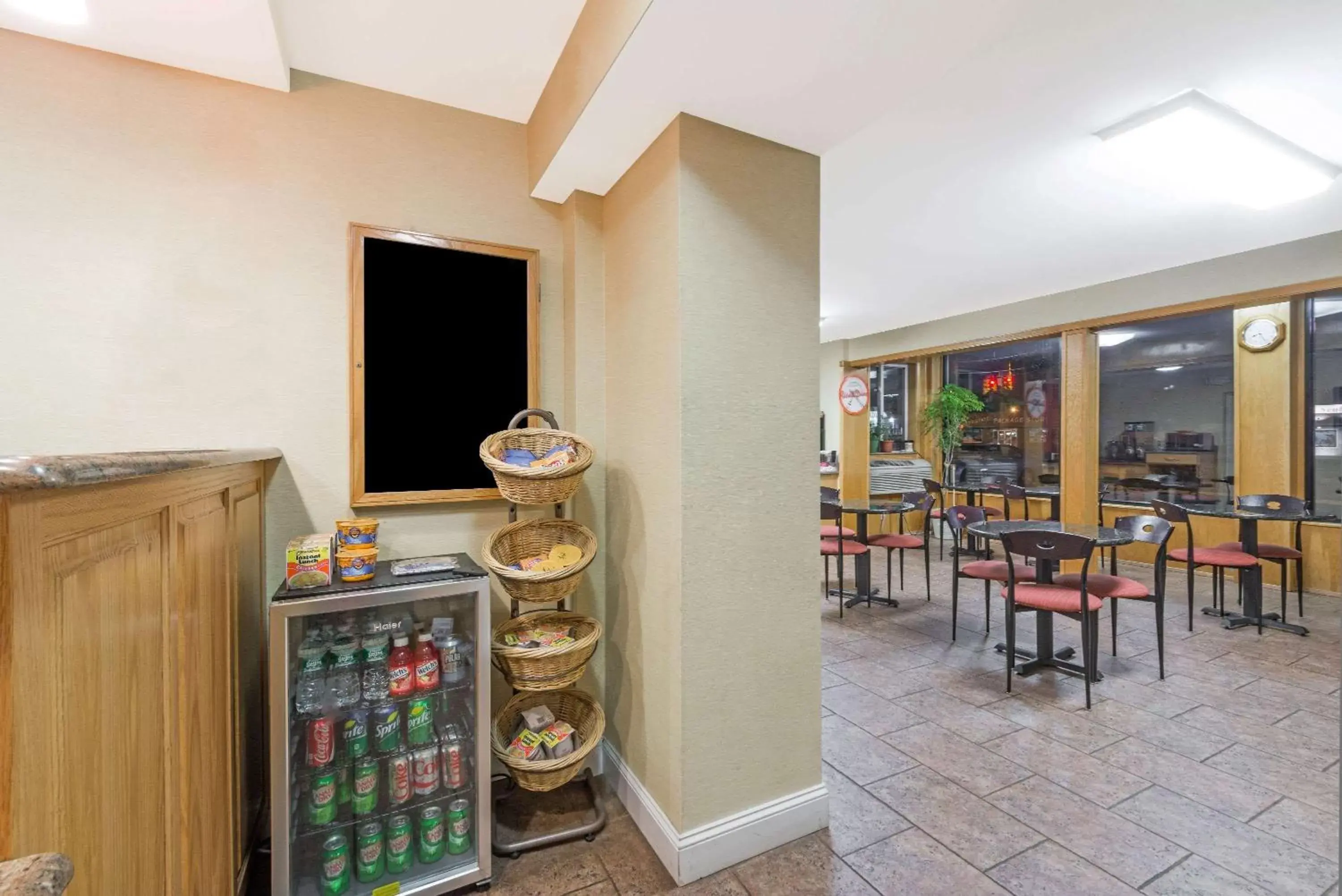 Lobby or reception, Restaurant/Places to Eat in Howard Johnson by Wyndham Rocky Hill