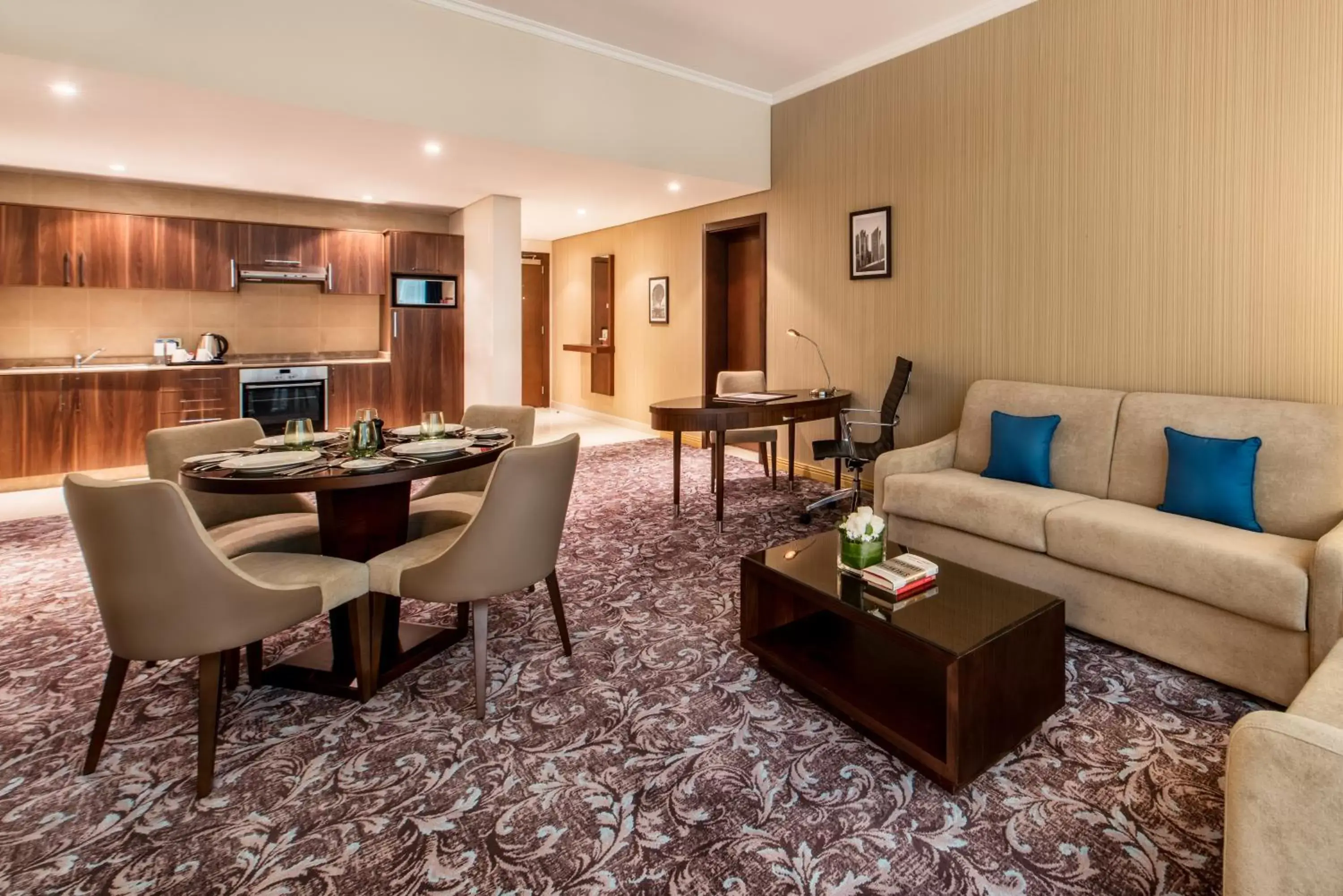Living room, Seating Area in Golden Tulip Doha Hotel