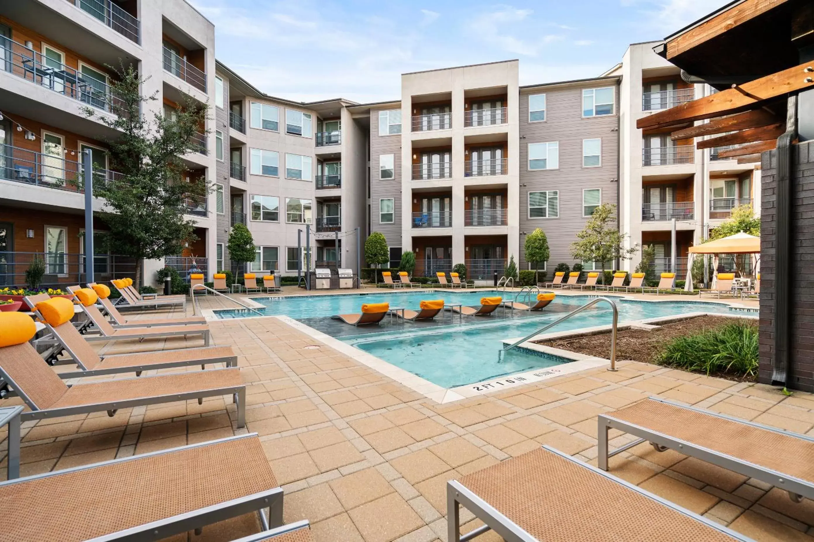 Property building, Swimming Pool in Kasa Love Field-Medical District Dallas