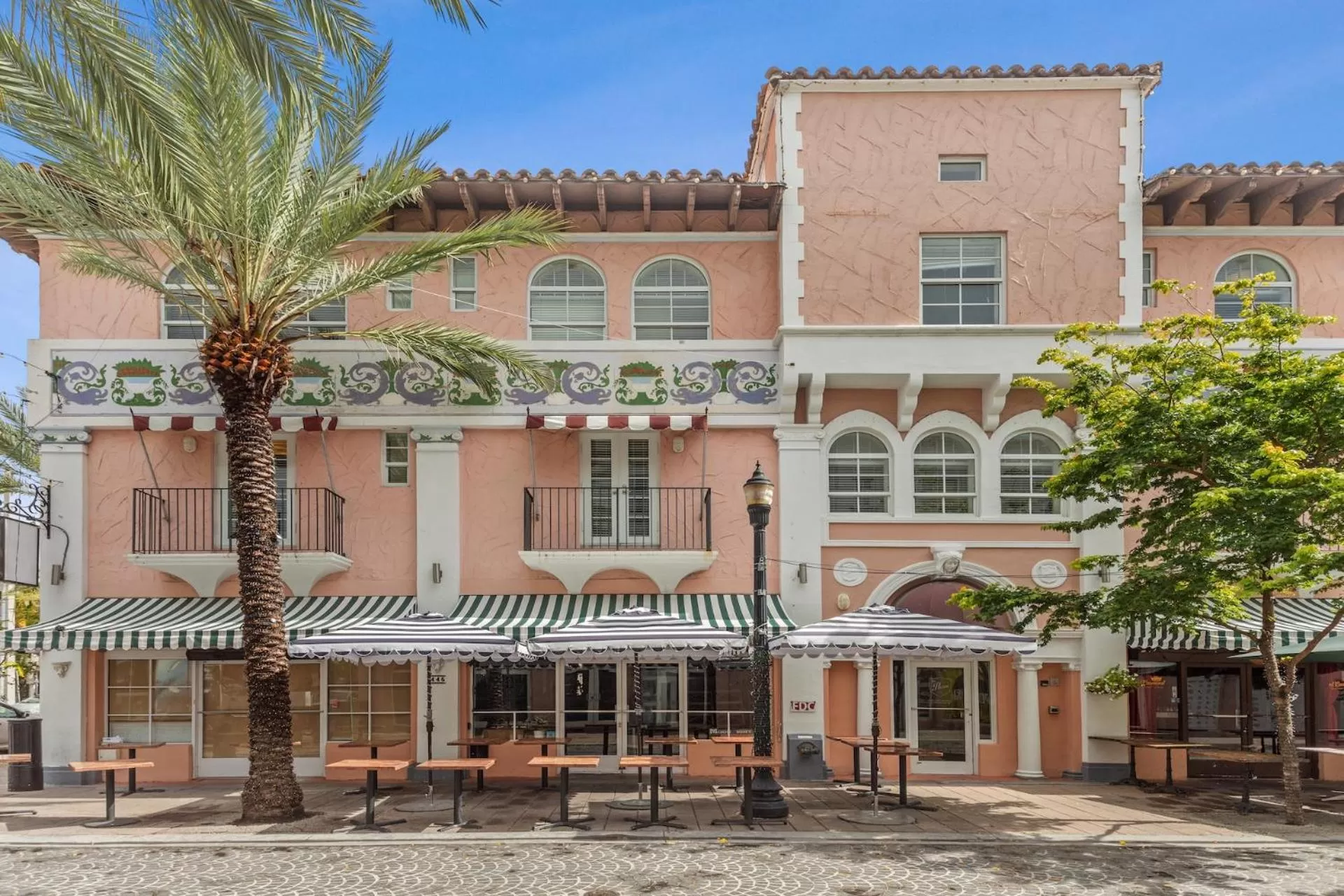 Property building in Kasa El Paseo Miami Beach