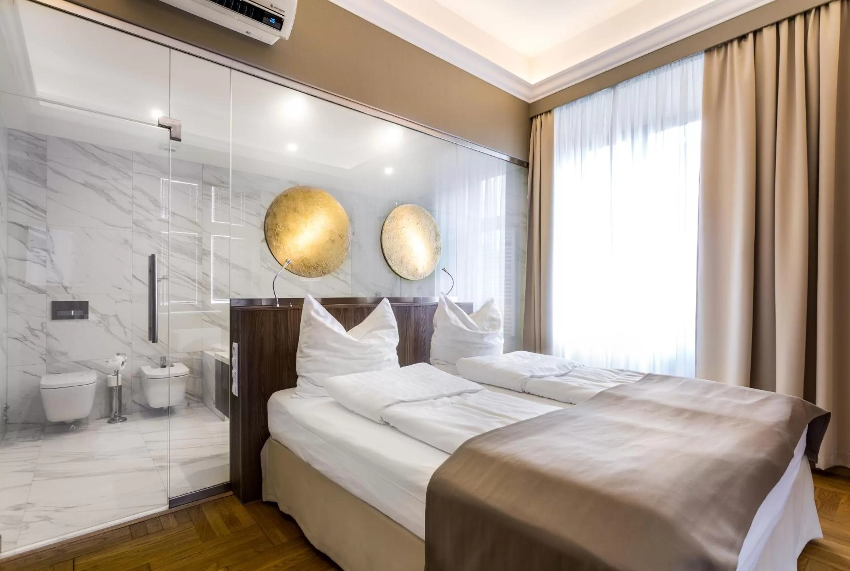 Shower, Bed in Hotel Elektor Premium