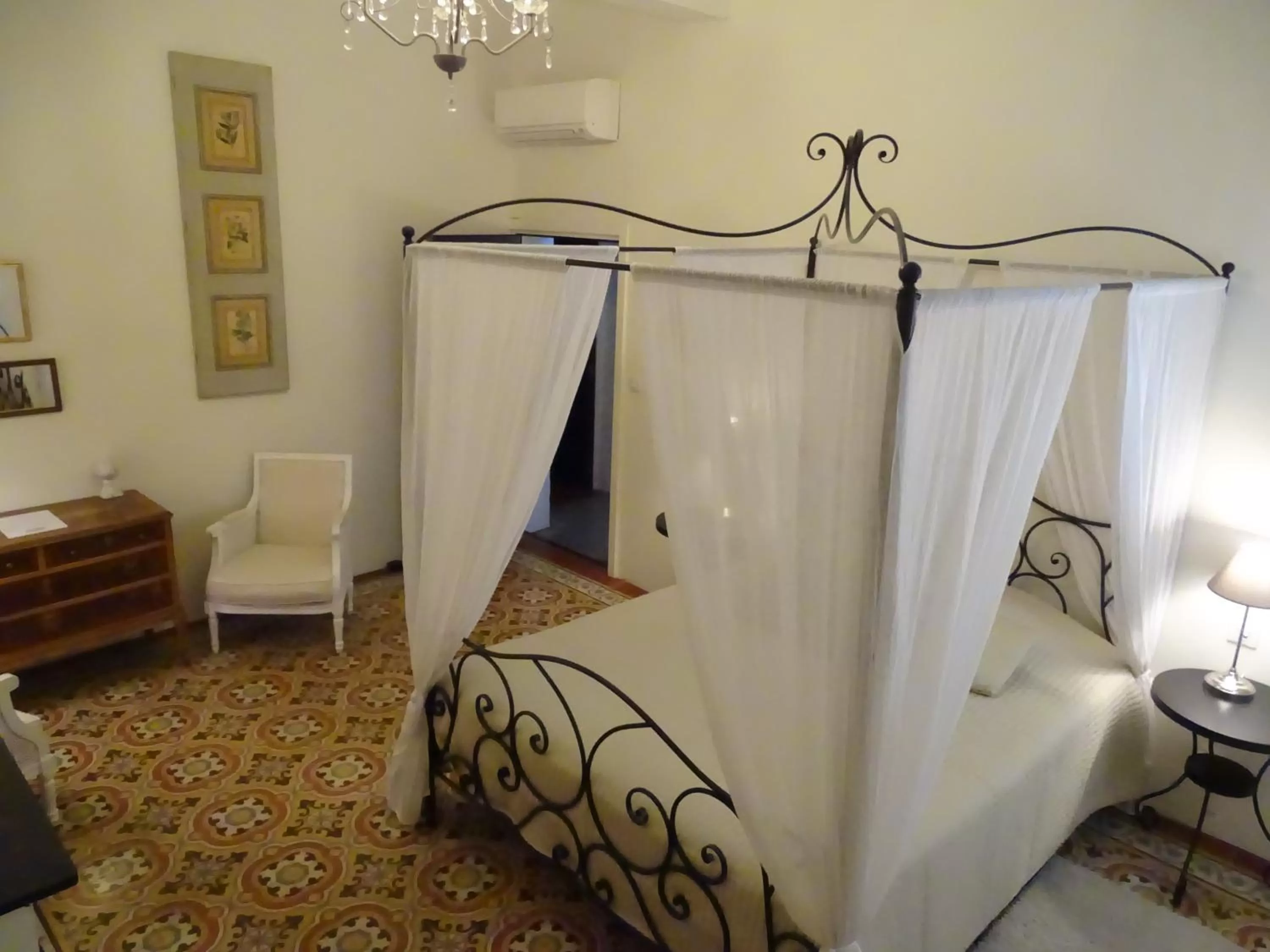 Photo of the whole room, Bed in Chambres d'hôtes Belle Vigneronne