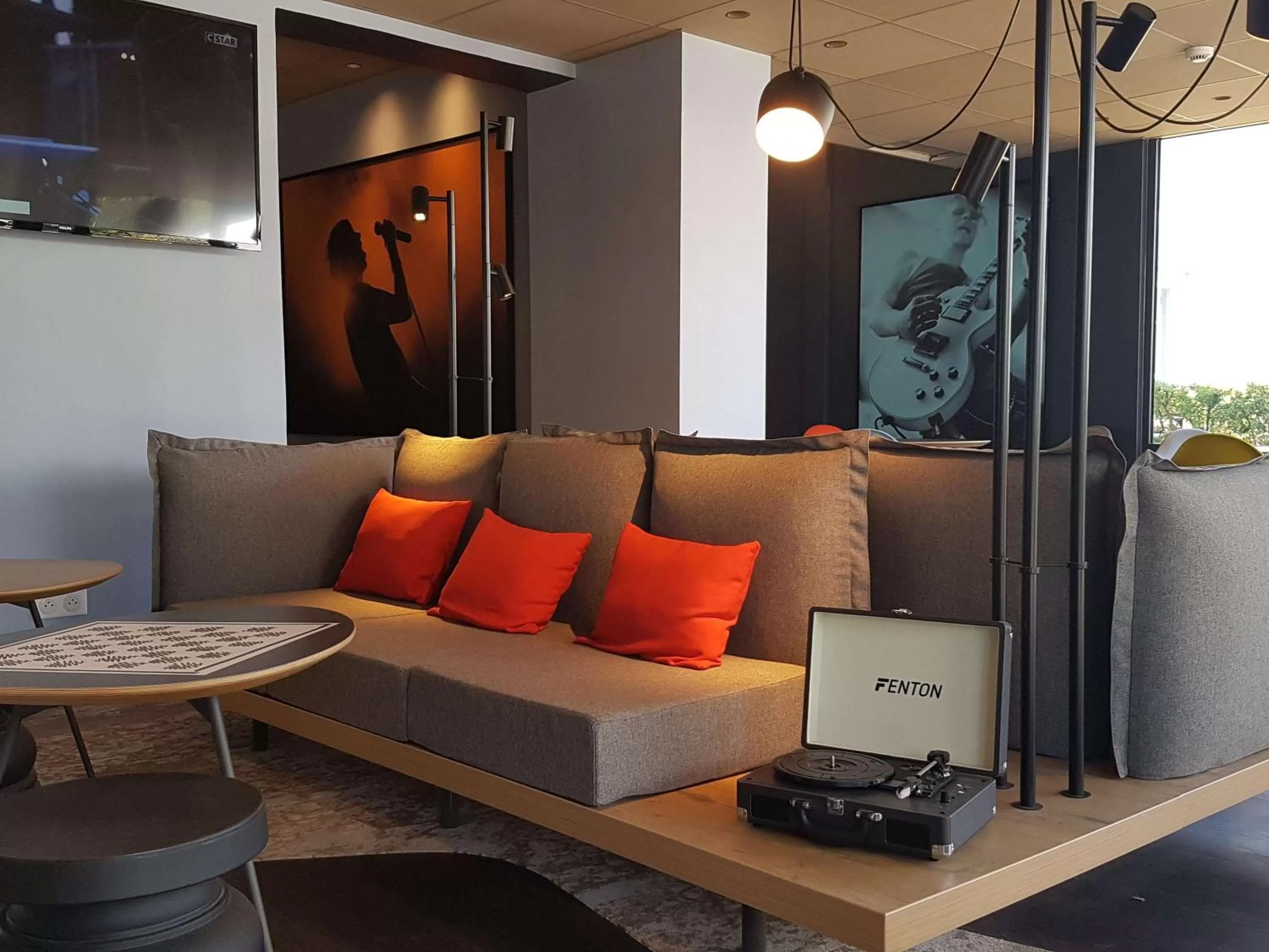 Restaurant/places to eat in ibis Melun