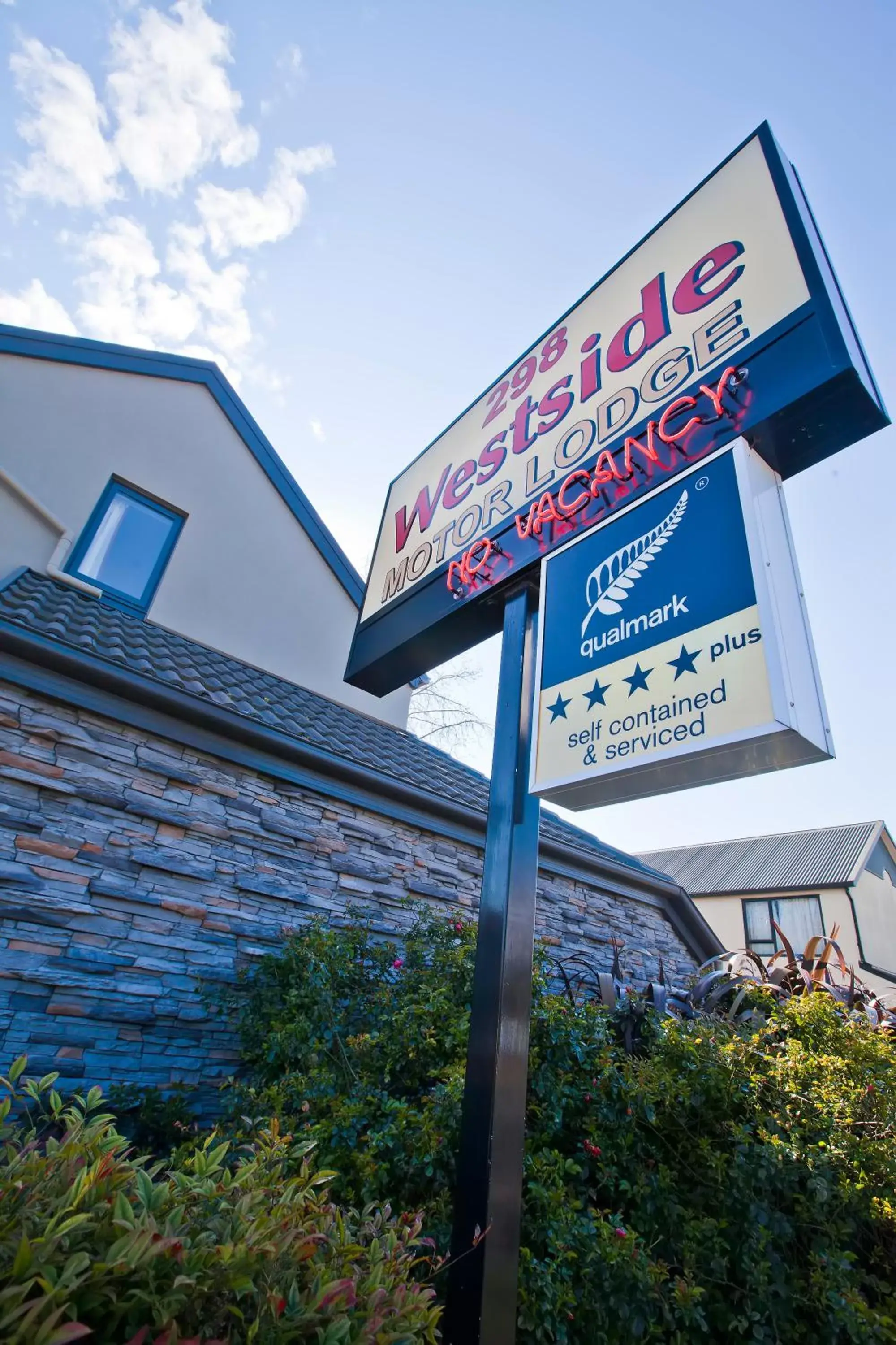 Facade/entrance, Property Building in 298 Westside Motor Lodge