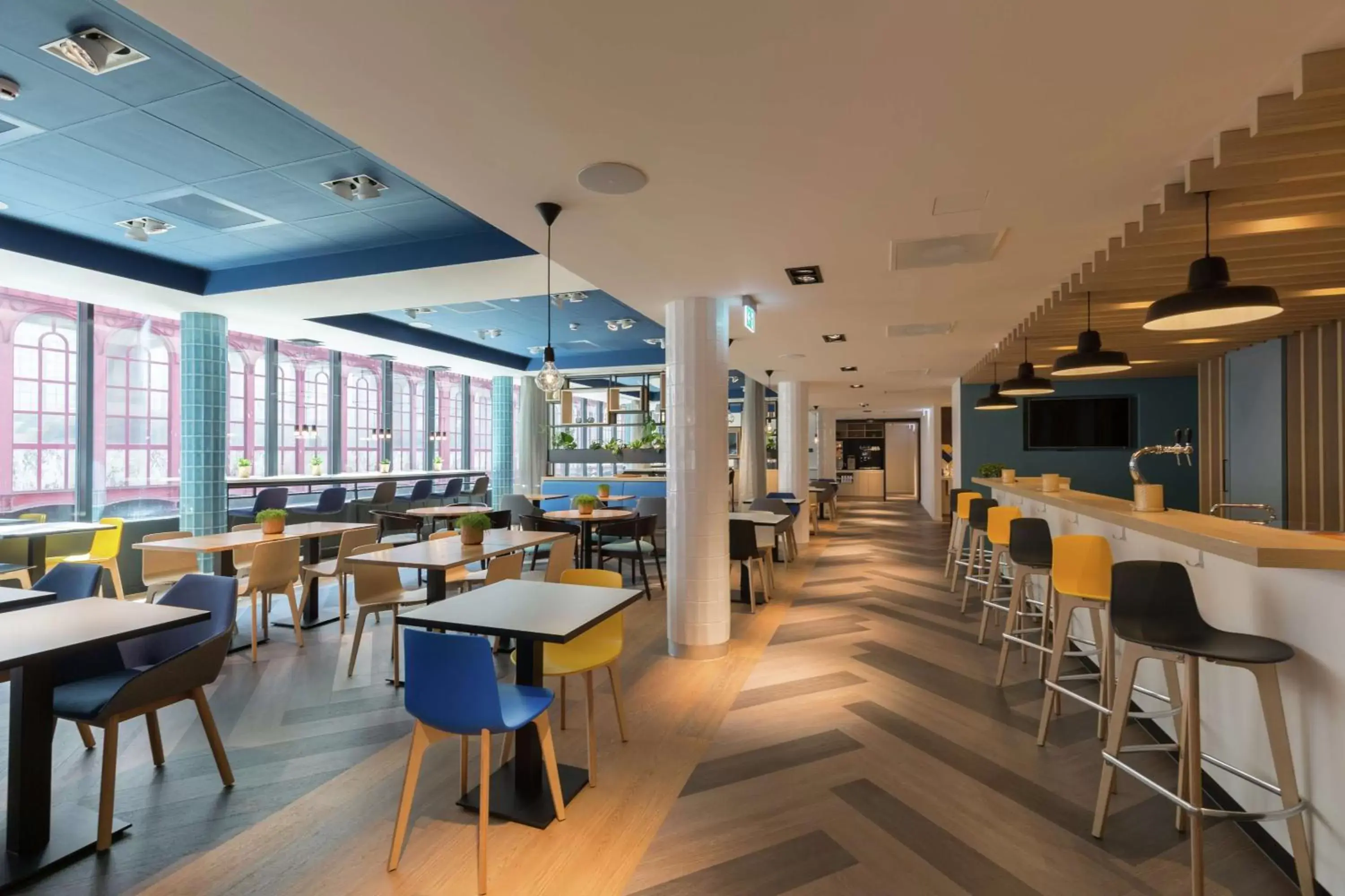 Lounge or bar, Restaurant/Places to Eat in Hampton By Hilton Antwerp Central Station