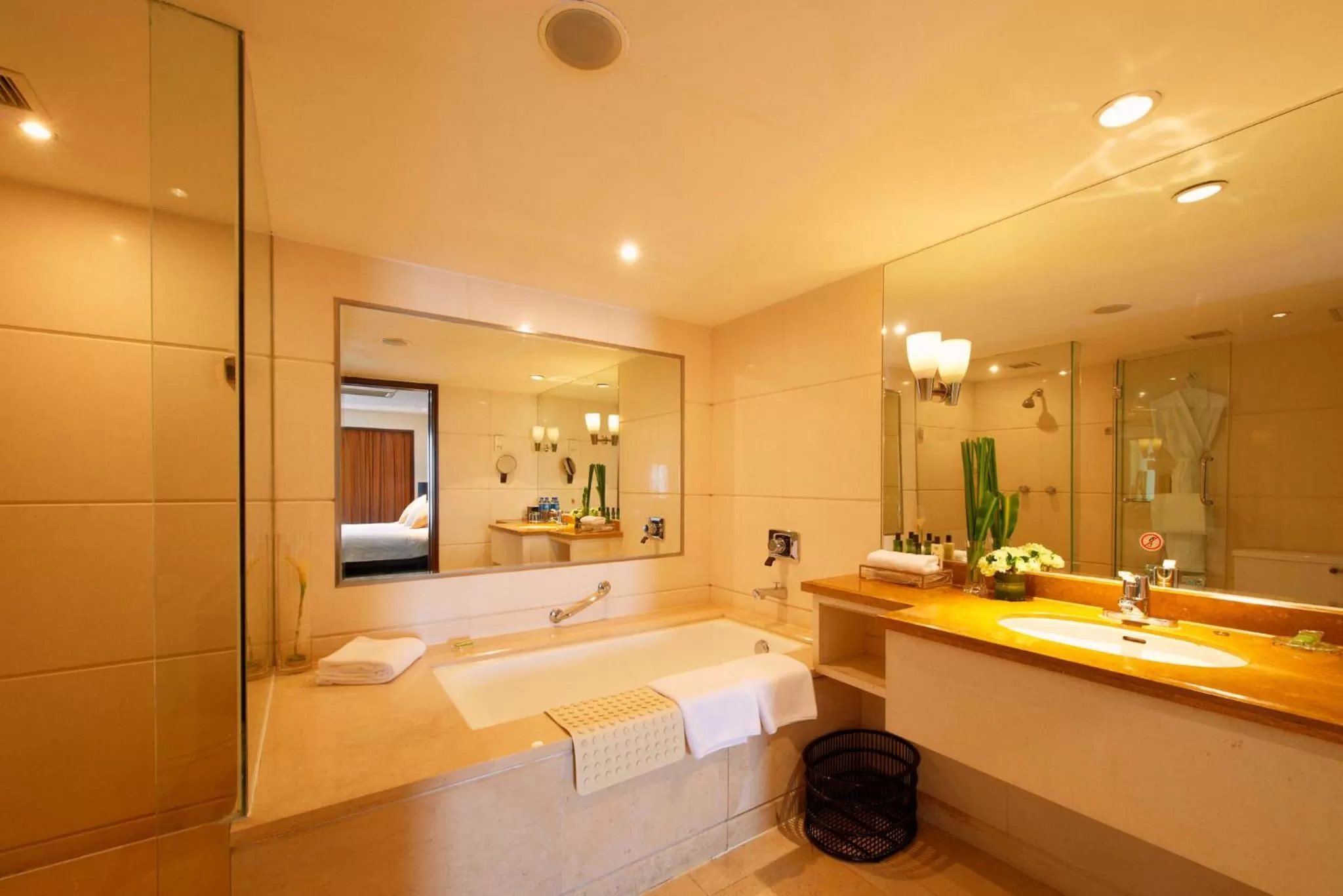 Bathroom, Bed in Guo Ji Yi Yuan Hotel