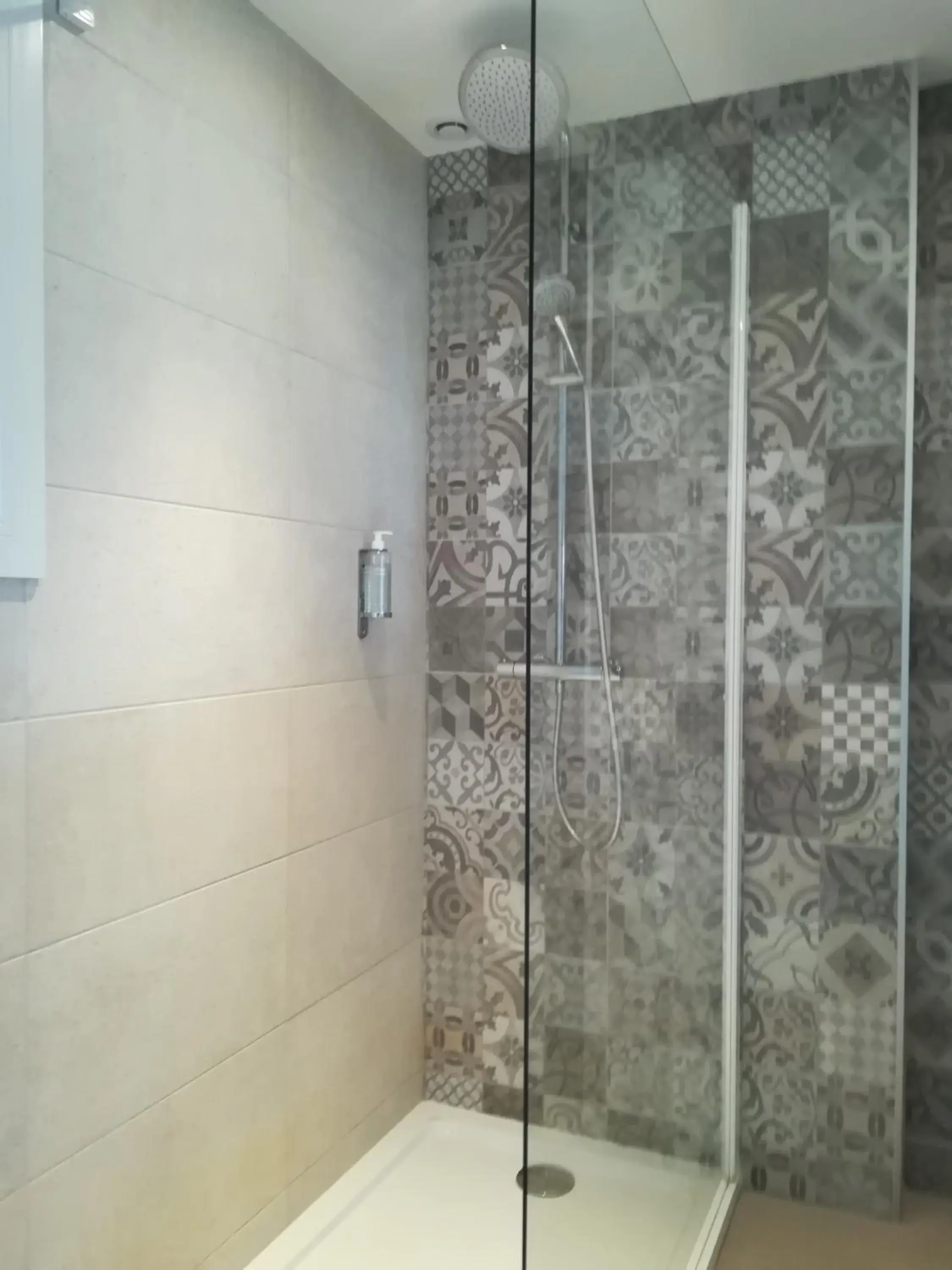 Shower, Bathroom in Hôtel Le Goyen