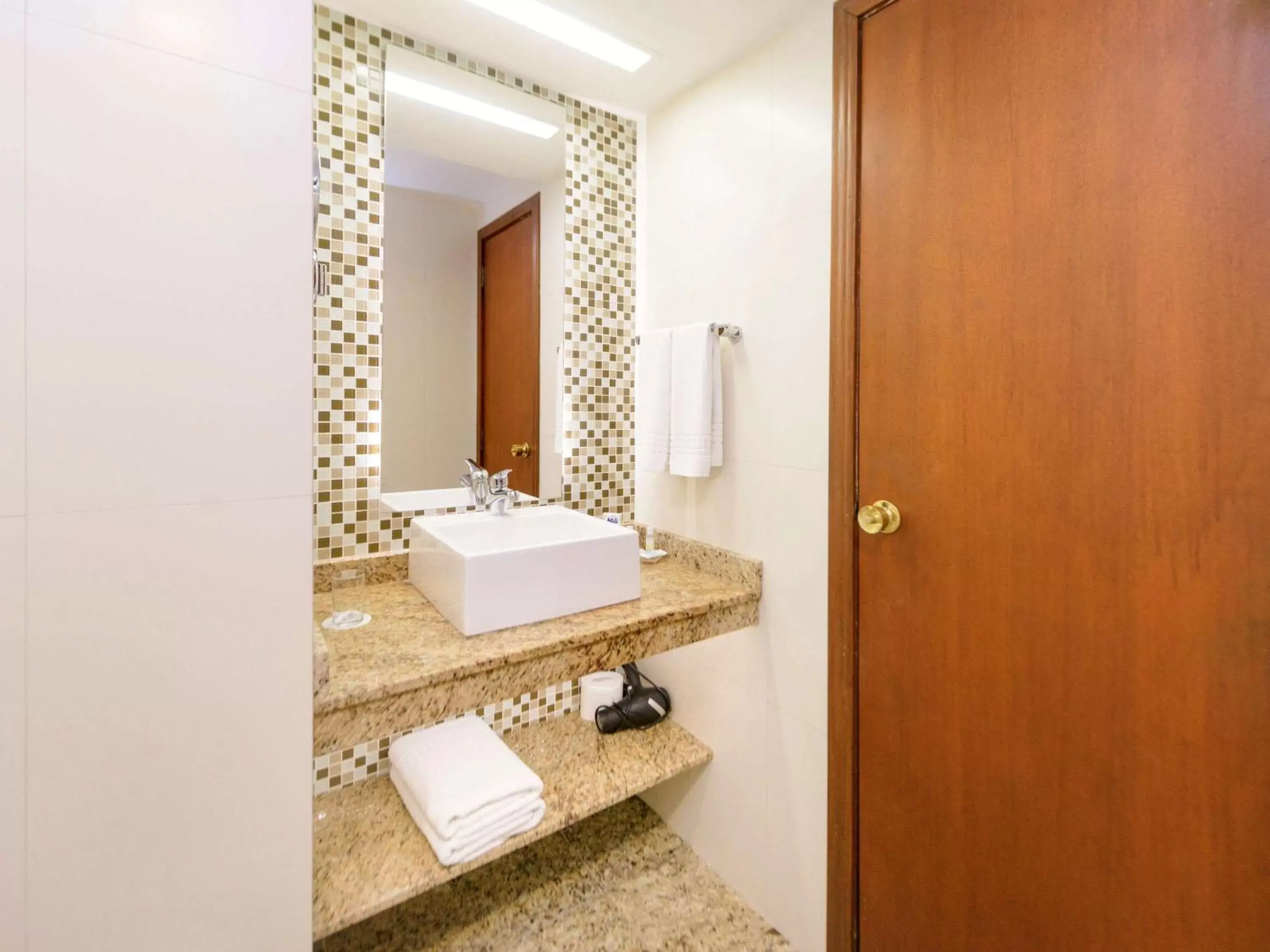 Photo of the whole room, Bathroom in Mercure Curitiba Golden