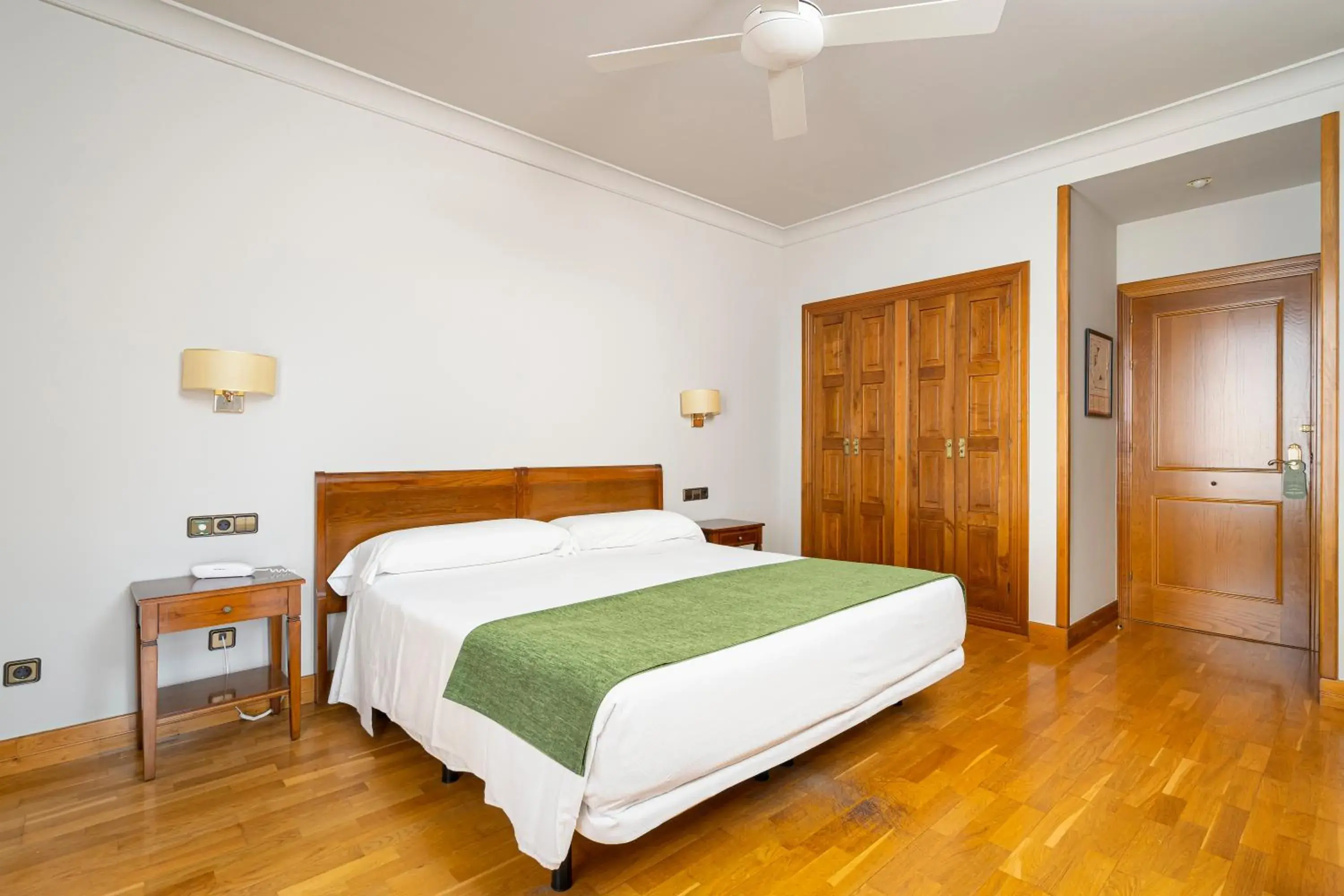 Photo of the whole room, Bed in Hotel Hernán Cortés