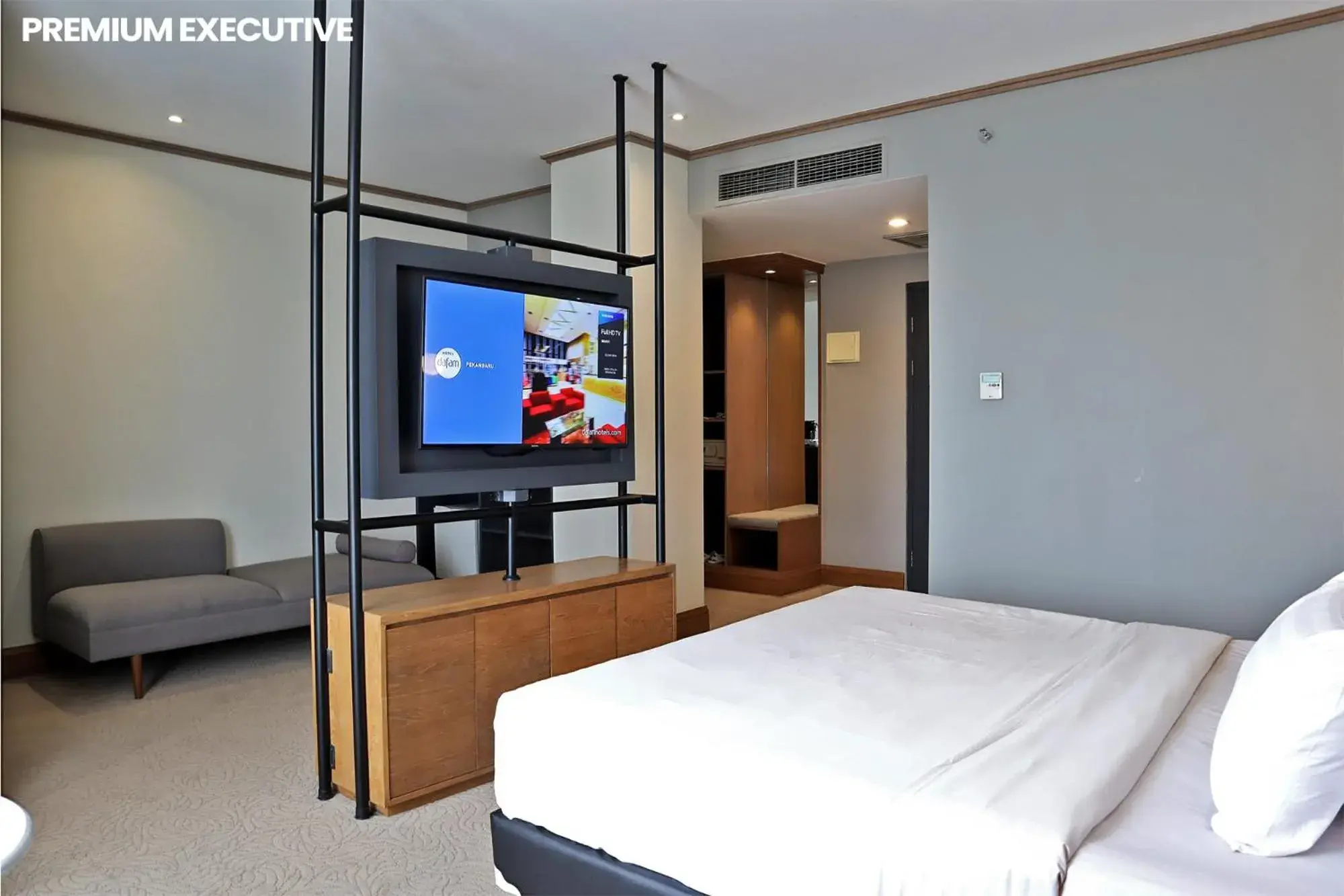 Bedroom, TV/Entertainment Center in Hotel Dafam Semarang