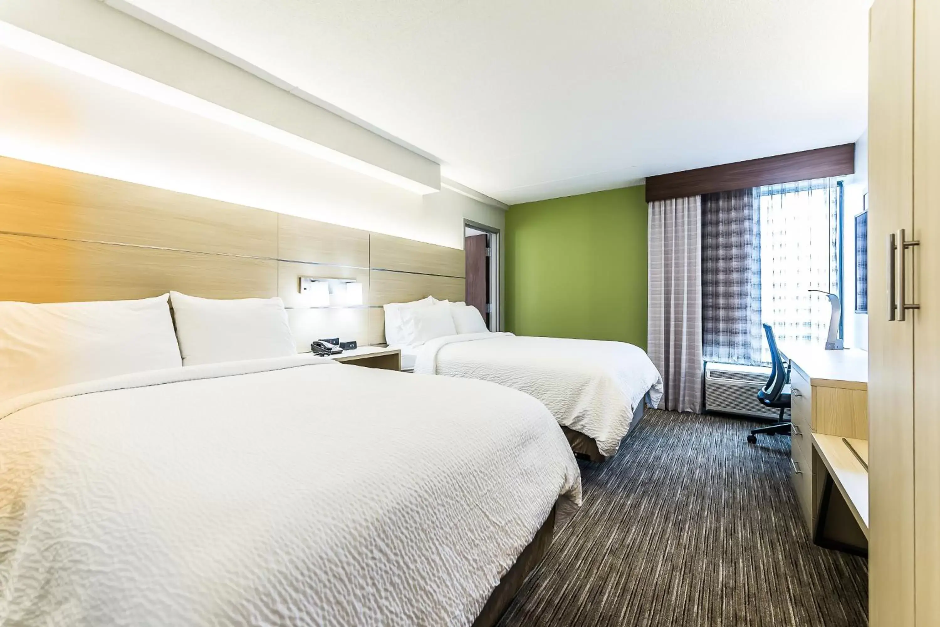 Photo of the whole room, Bed in Holiday Inn Express Flint-Campus Area, an IHG Hotel