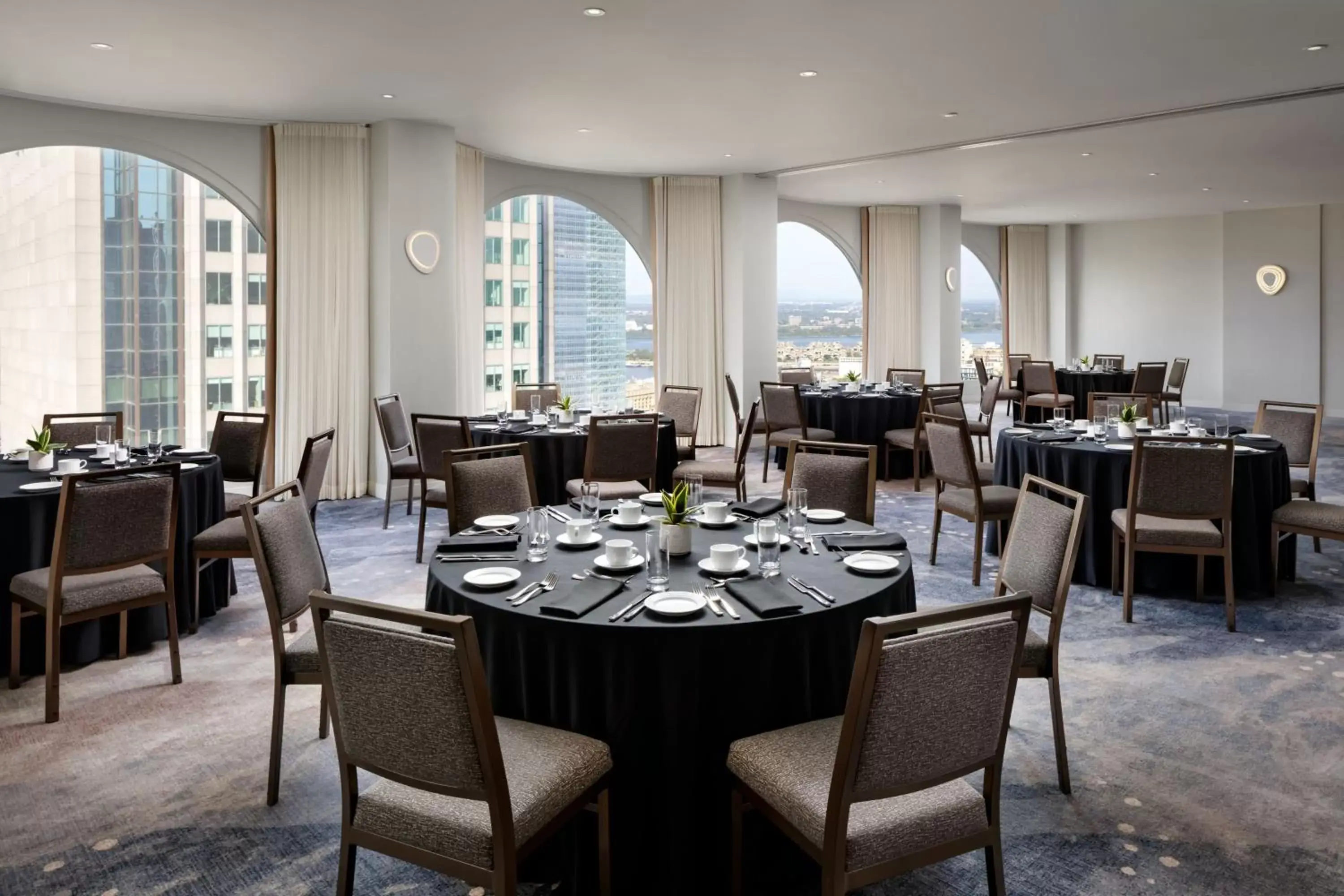 Meeting/conference room, Restaurant/Places to Eat in Montreal Marriott Chateau Champlain