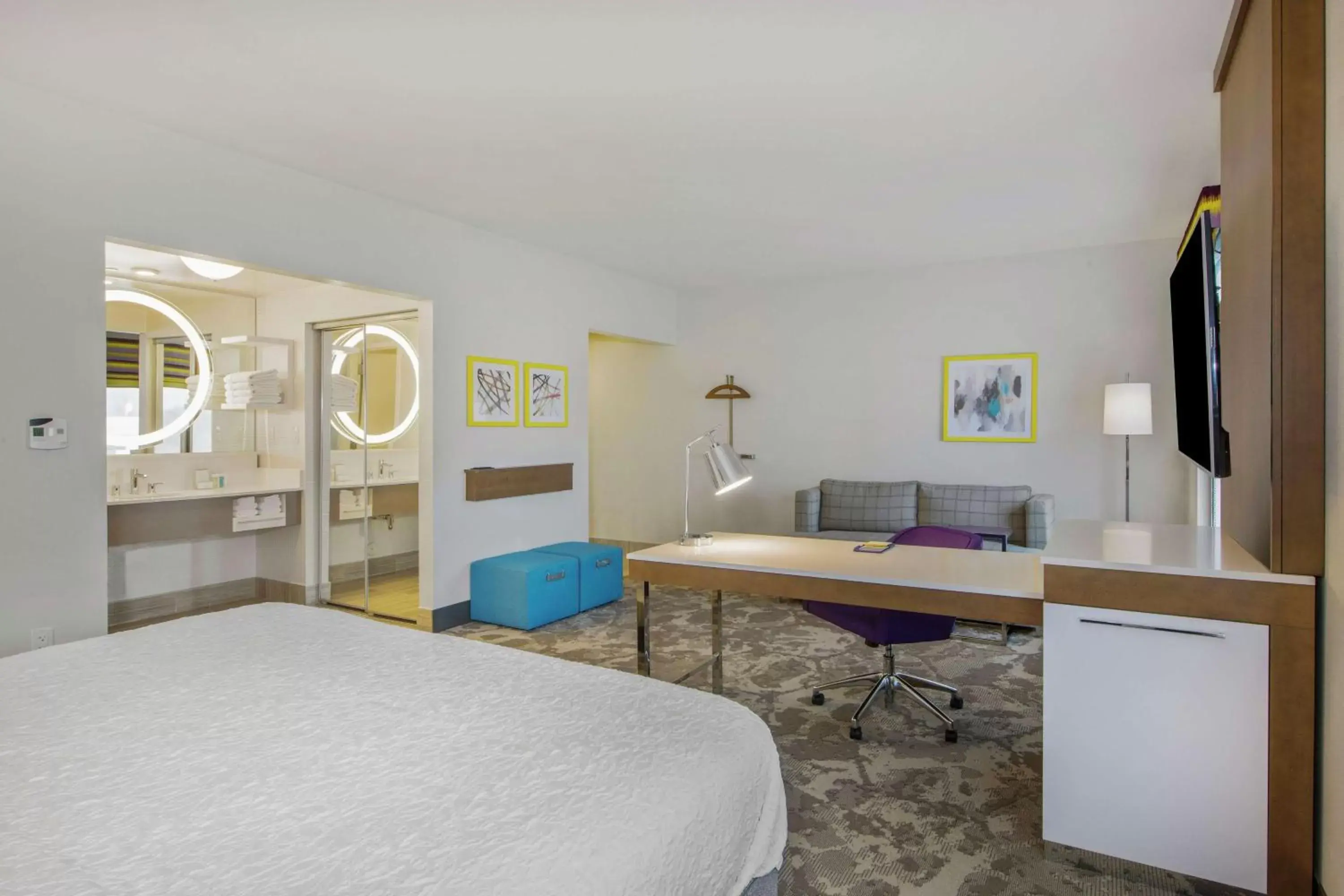 Bedroom in Hampton Inn & Suites Raleigh-Durham Airport-Brier Creek