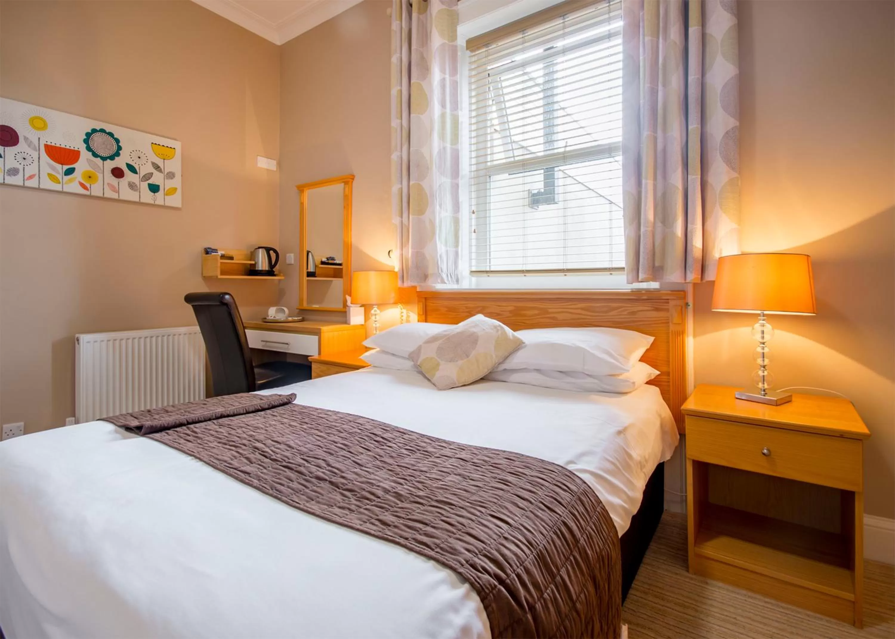 Bedroom, Bed in Smiths Hotel