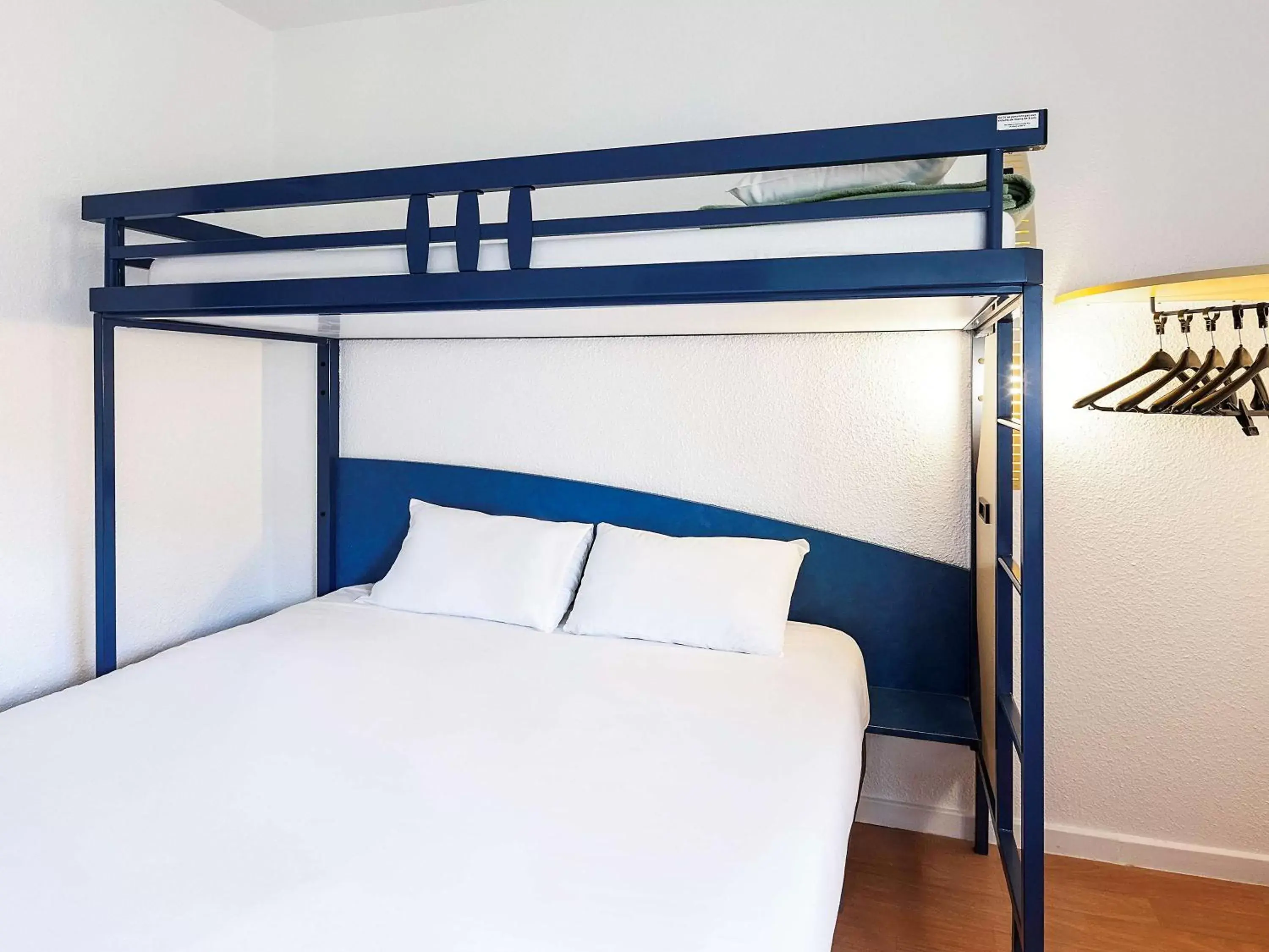 Photo of the whole room, Bunk Bed in Ibis Budget Agen