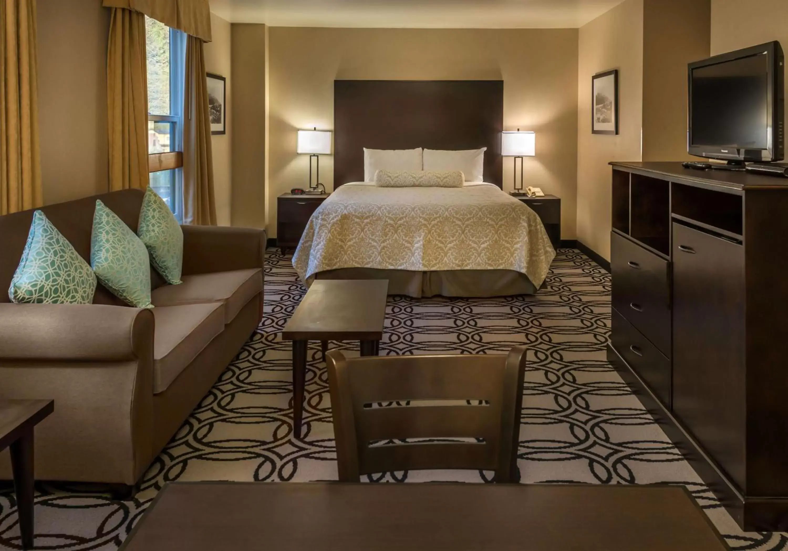 Photo of the whole room, Bed in Baranof Downtown, BW Signature Collection Photo of the whole room, Bed in Baranof Downtown, BW Signature Collection