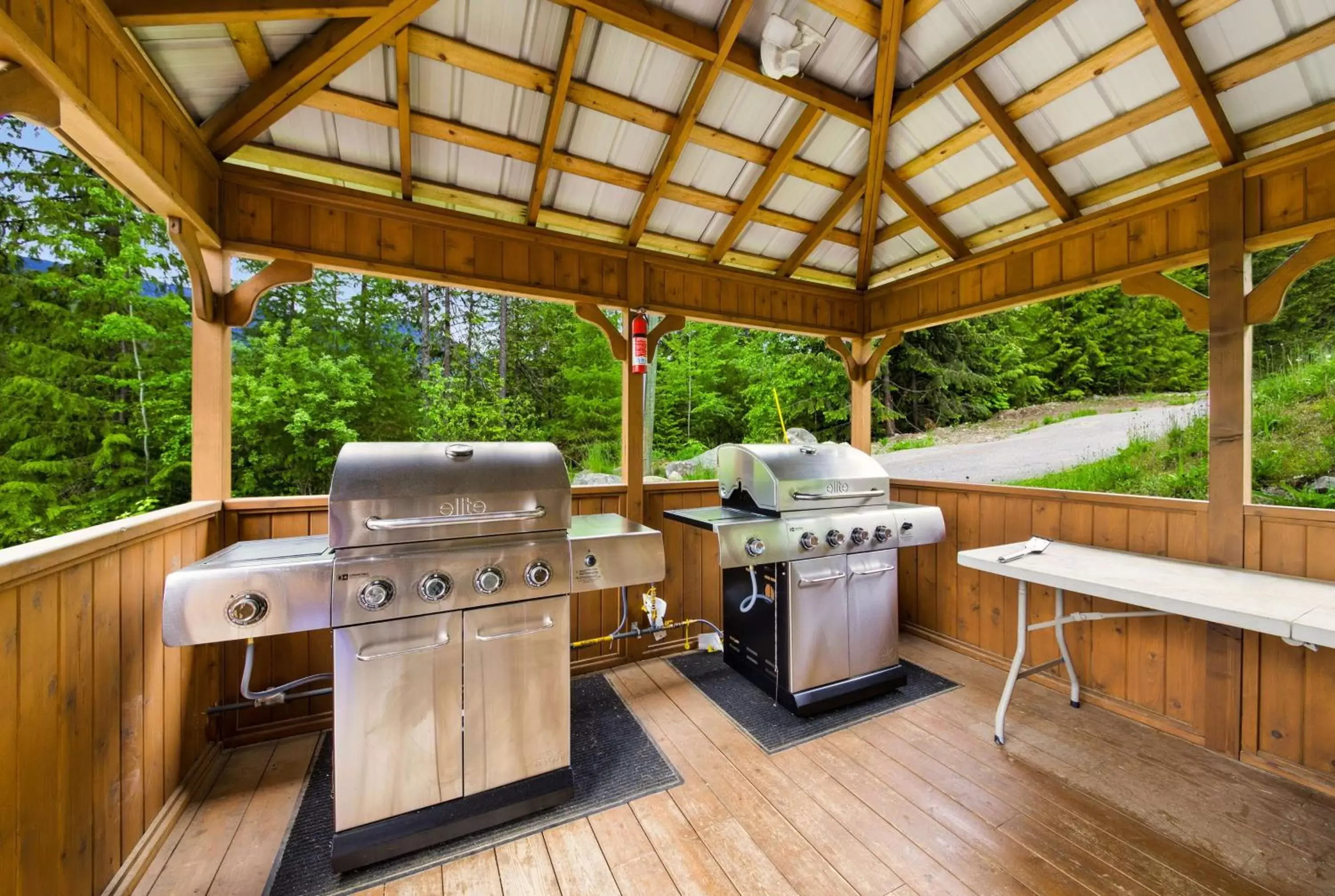 Restaurant/places to eat, BBQ Facilities in Kootenay Lakeview Resort BW Signature Collection