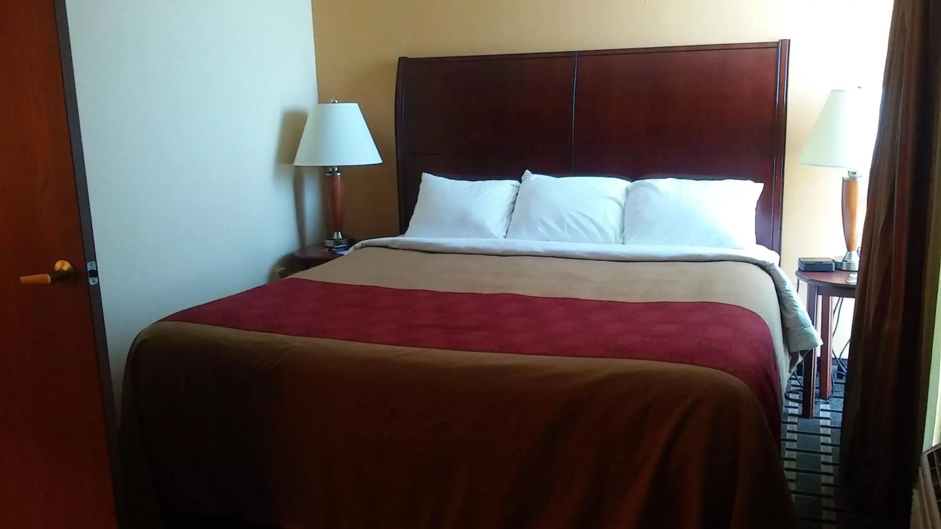 Bed in Econo Lodge Inn & Suites Brookings