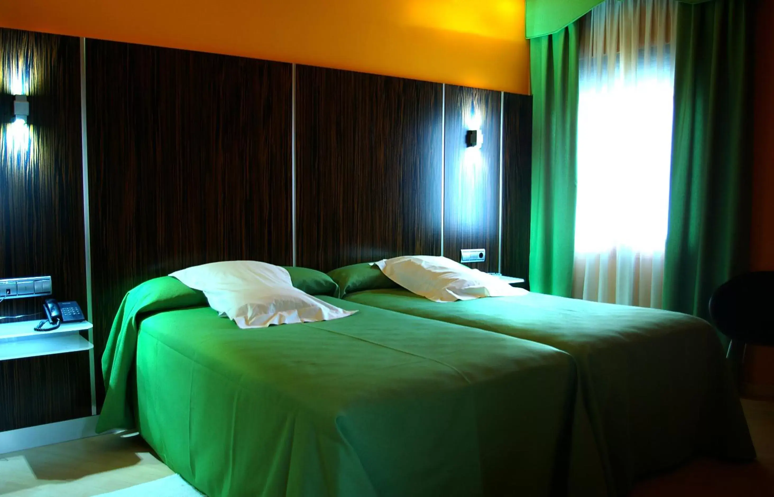 Bathroom, Bed in Hotel Gran Via