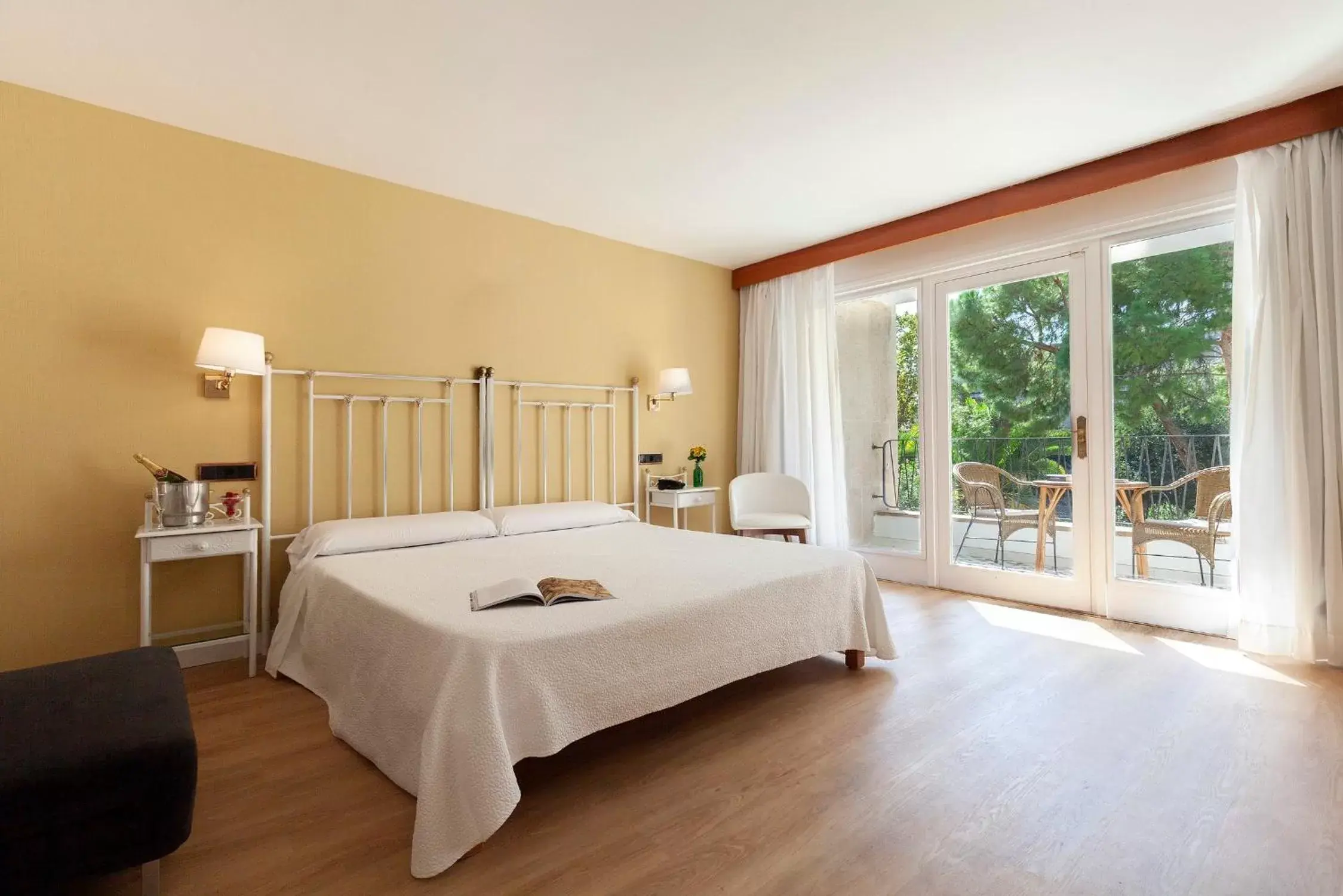 Photo of the whole room, Bed in Hotel Araxa - Adults Only