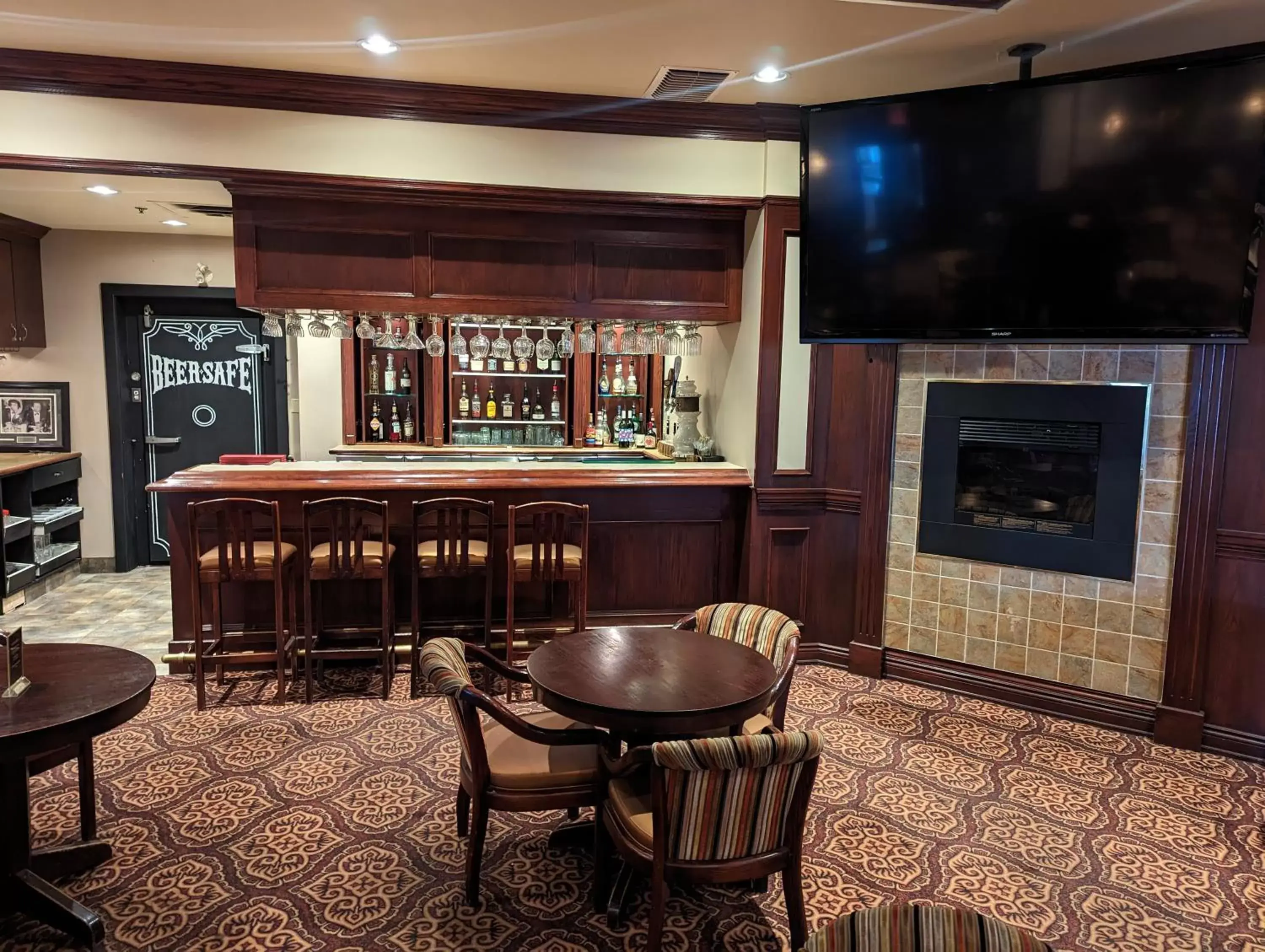 Lounge or bar, Lounge/Bar in DIVYA SUTRA Riviera Plaza and Conference Centre Calgary Airport